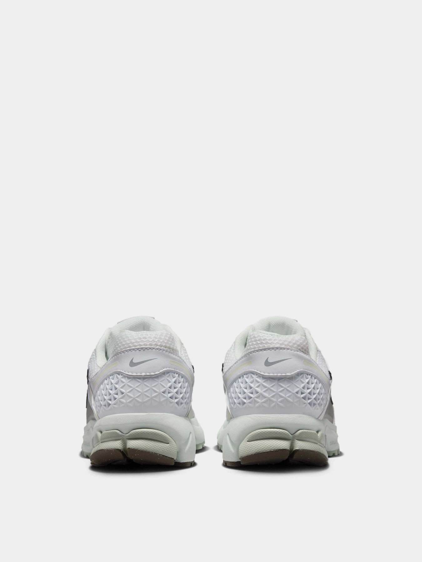Кросівки NIKE ZOOM VOMERO 5 модель FJ2028-103 Фото