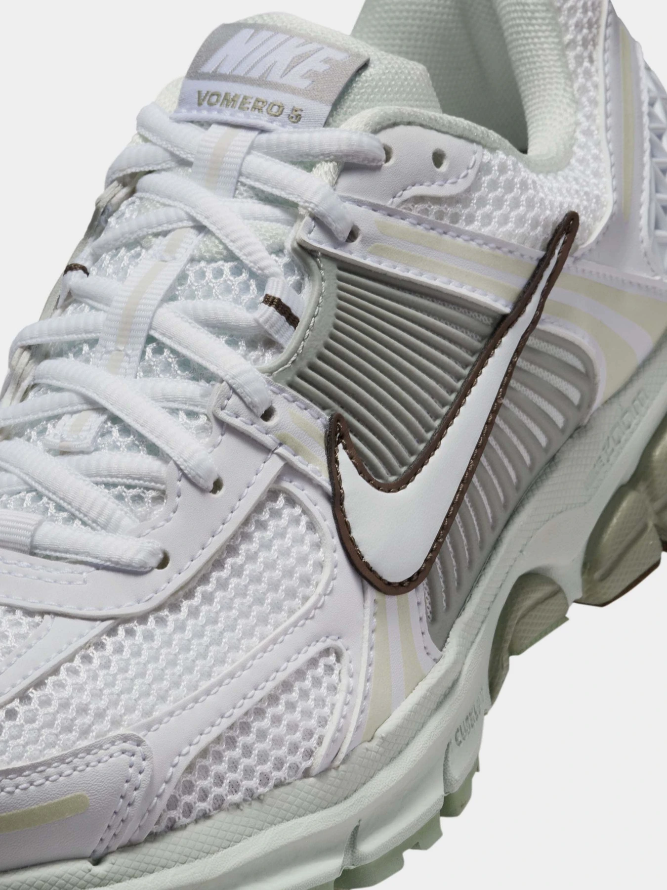 Кросівки NIKE ZOOM VOMERO 5 модель FJ2028-103 Фото