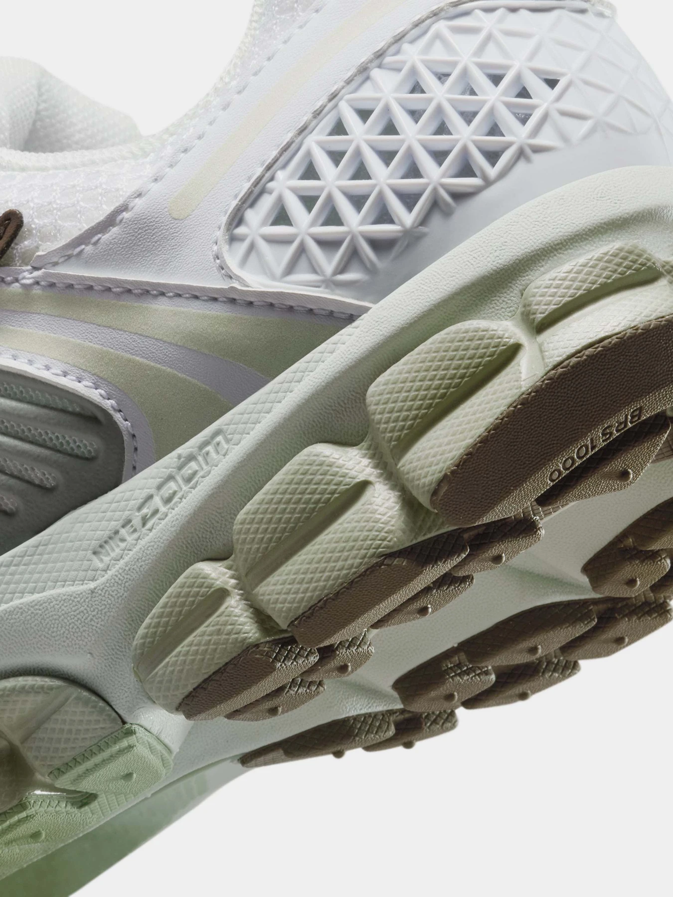 Кросівки NIKE ZOOM VOMERO 5 модель FJ2028-103 Фото