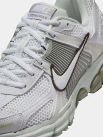 Кросівки NIKE ZOOM VOMERO 5 модель FJ2028-103 Фото