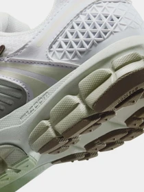 Кросівки NIKE ZOOM VOMERO 5 модель FJ2028-103 Фото