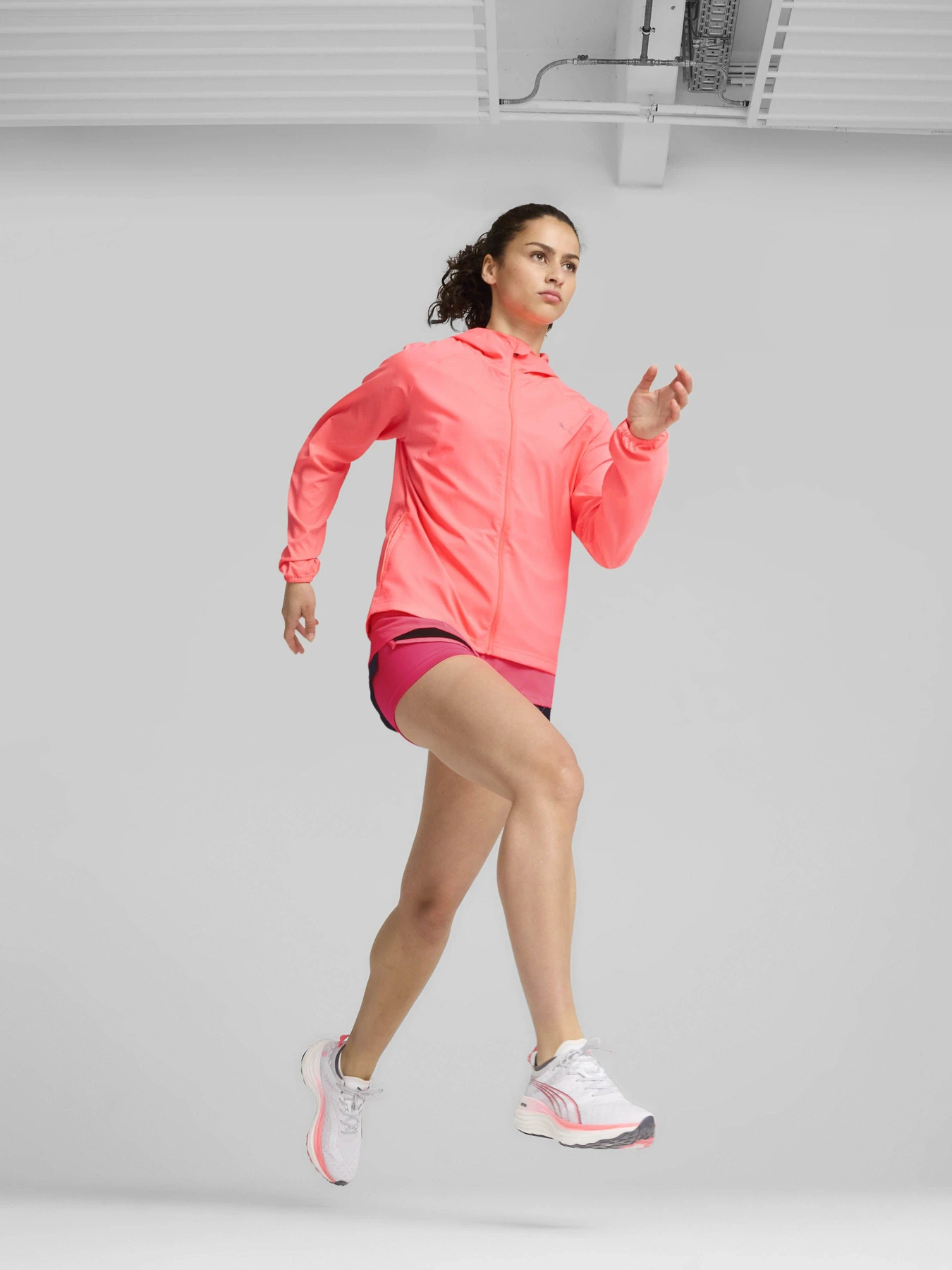 Куртки та дублянки PUMA RUN FAV HOOD WOVEN модель 52317299 Куртки та дублянки PUMA RUN FAV HOOD WOVEN модель 52317299 Фото