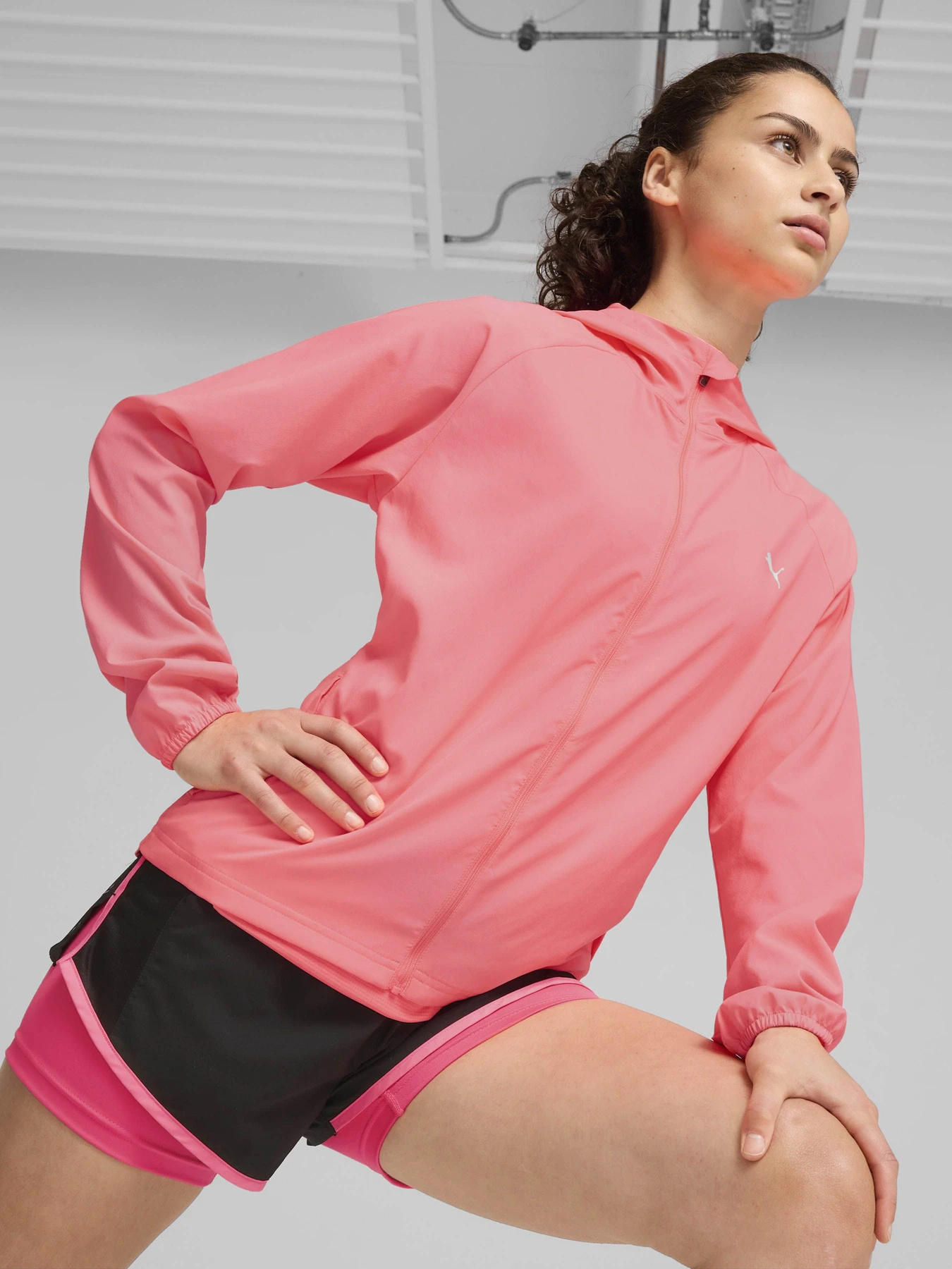 Куртки та дублянки PUMA RUN FAV HOOD WOVEN модель 52317299 Куртки та дублянки PUMA RUN FAV HOOD WOVEN модель 52317299 Фото
