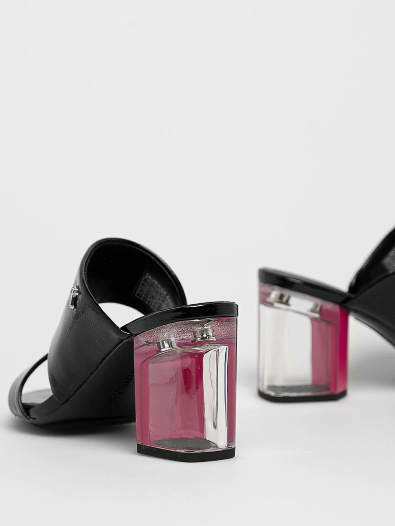 Шлёпанцы Calvin Klein модель YW0YW00016-BDS Шлёпанцы Calvin Klein модель YW0YW00016-BDS Фото