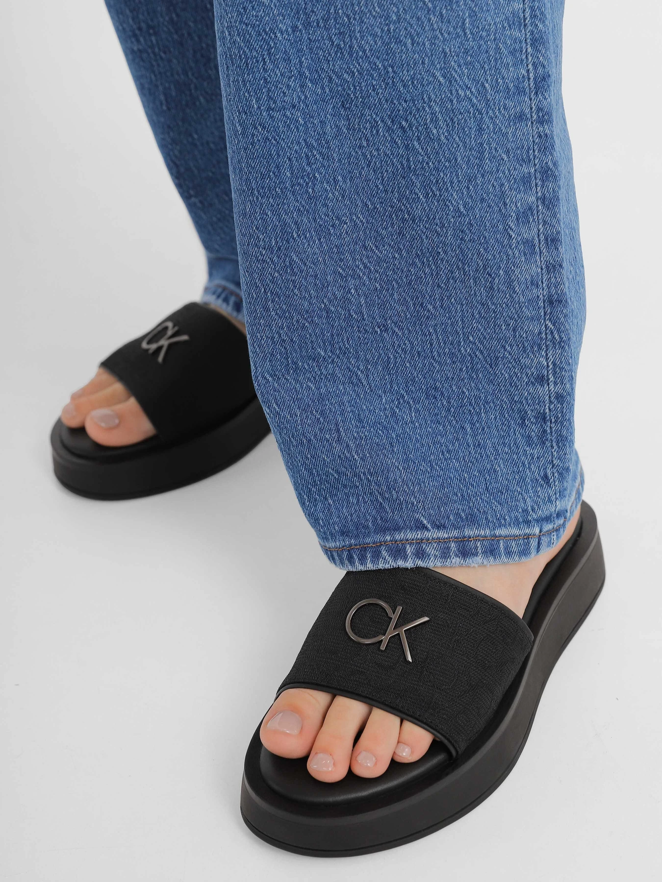 Шлёпанцы Calvin Klein Dress Flatform W/HW модель HW0HW01488-0GN Шлёпанцы Calvin Klein Dress Flatform W/HW модель HW0HW01488-0GN Фото