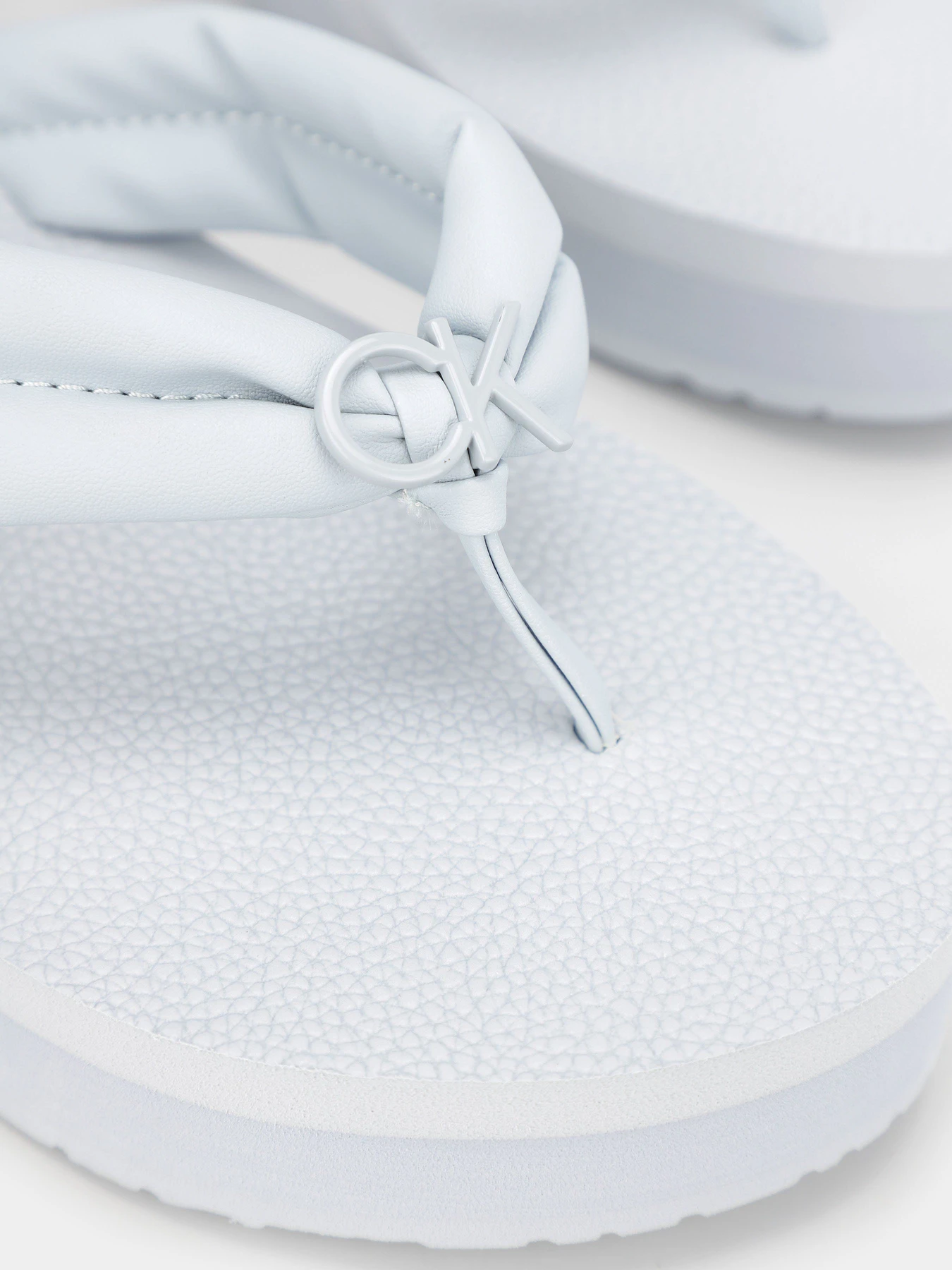 Шлёпанцы Calvin Klein Flatform Flip Flop W/Hw модель HW0HW01503-DYI Шлёпанцы Calvin Klein Flatform Flip Flop W/Hw модель HW0HW01503-DYI Фото