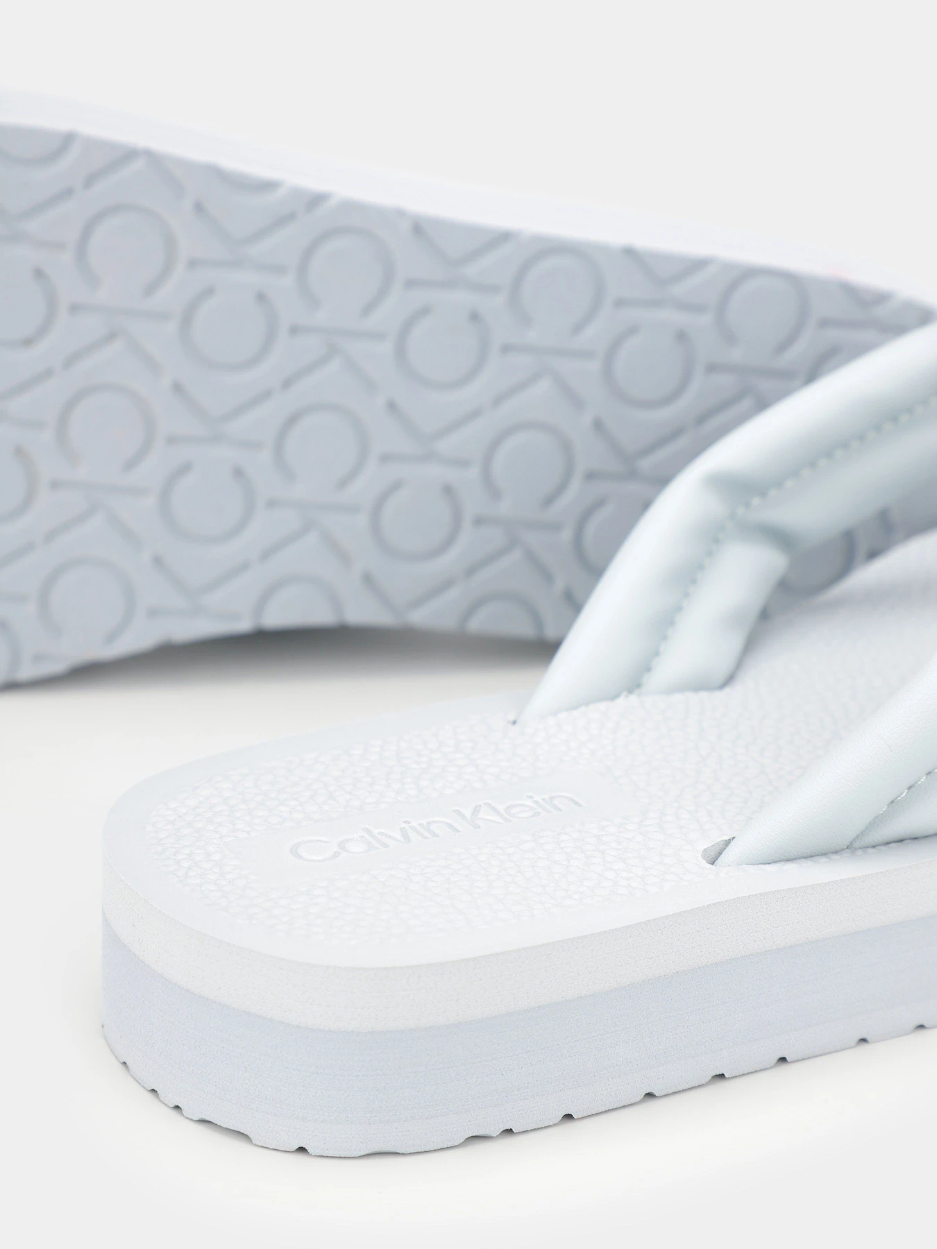 Шлёпанцы Calvin Klein Flatform Flip Flop W/Hw модель HW0HW01503-DYI Шлёпанцы Calvin Klein Flatform Flip Flop W/Hw модель HW0HW01503-DYI Фото