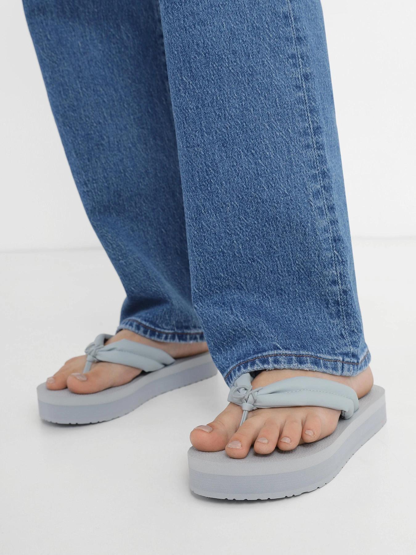 Шлёпанцы Calvin Klein Flatform Flip Flop W/Hw модель HW0HW01503-DYI Шлёпанцы Calvin Klein Flatform Flip Flop W/Hw модель HW0HW01503-DYI Фото