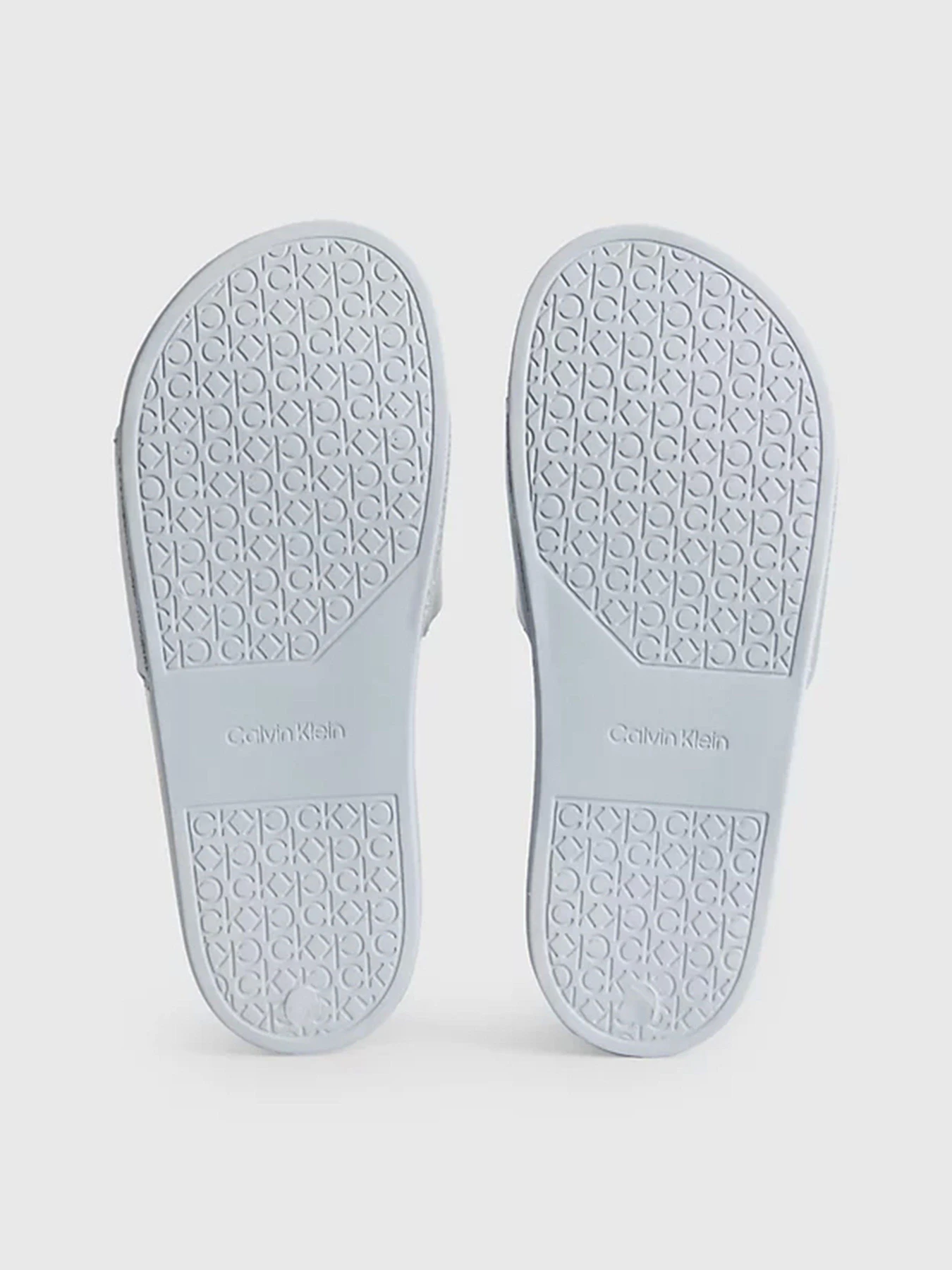 Шлёпанцы Calvin Klein Pool Slide модель HW0HW01508-0GY Шлёпанцы Calvin Klein Pool Slide модель HW0HW01508-0GY Фото