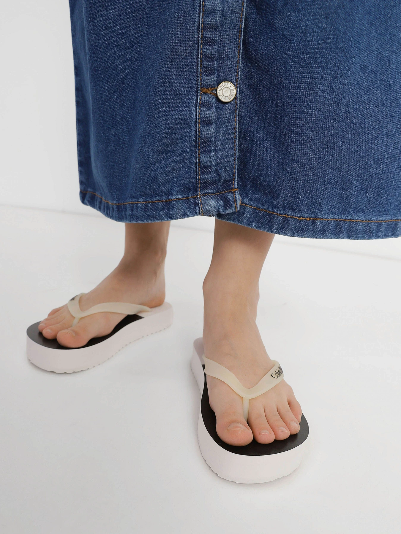 Шлёпанцы Calvin Klein Beach Sandal Flatform модель YW0YW00716-0K4 Шлёпанцы Calvin Klein Beach Sandal Flatform модель YW0YW00716-0K4 Фото