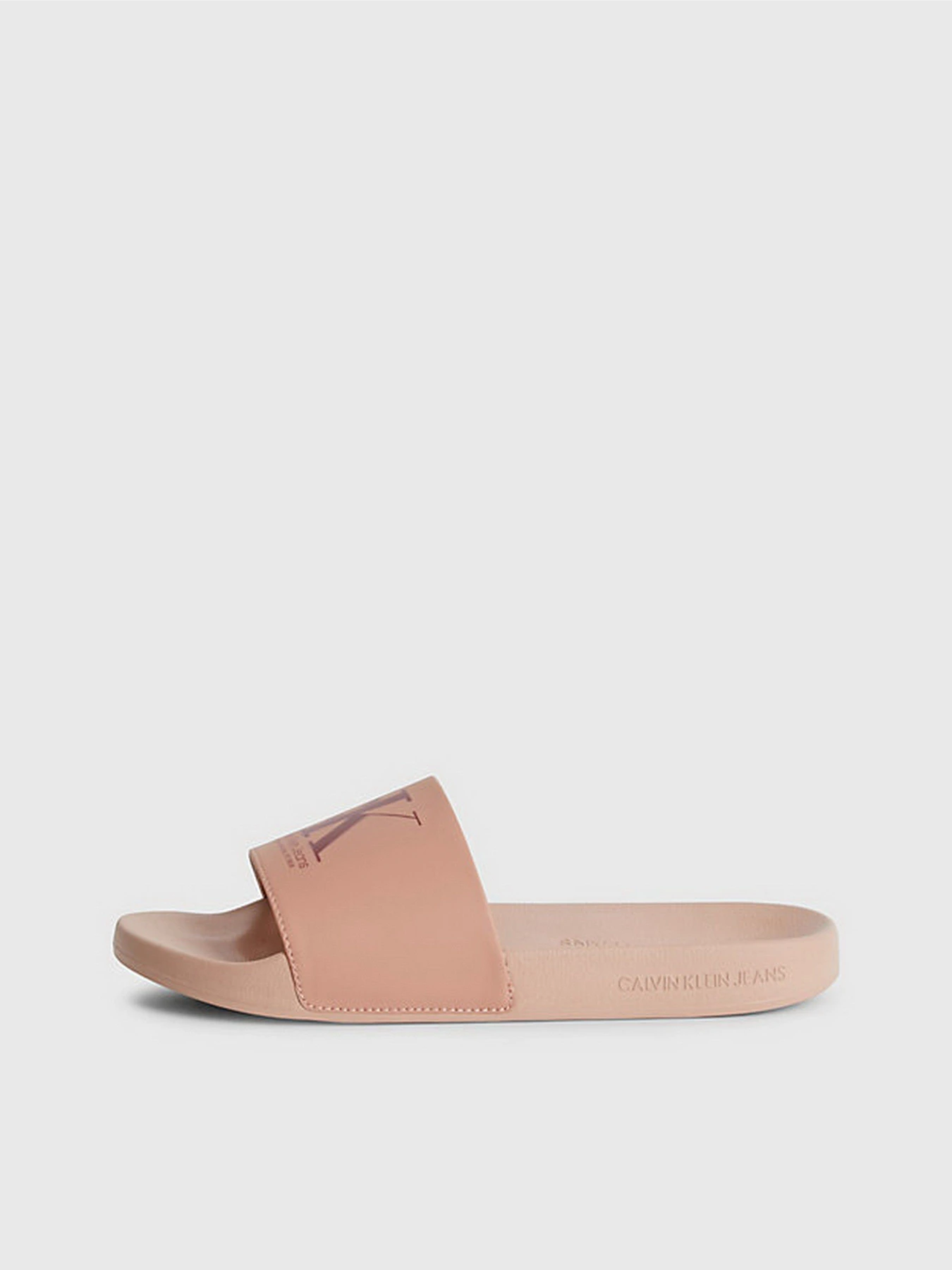Шлёпанцы Calvin Klein Logo-Slippers модель YW0YW01000-0J1 Шлёпанцы Calvin Klein Logo-Slippers модель YW0YW01000-0J1 Фото