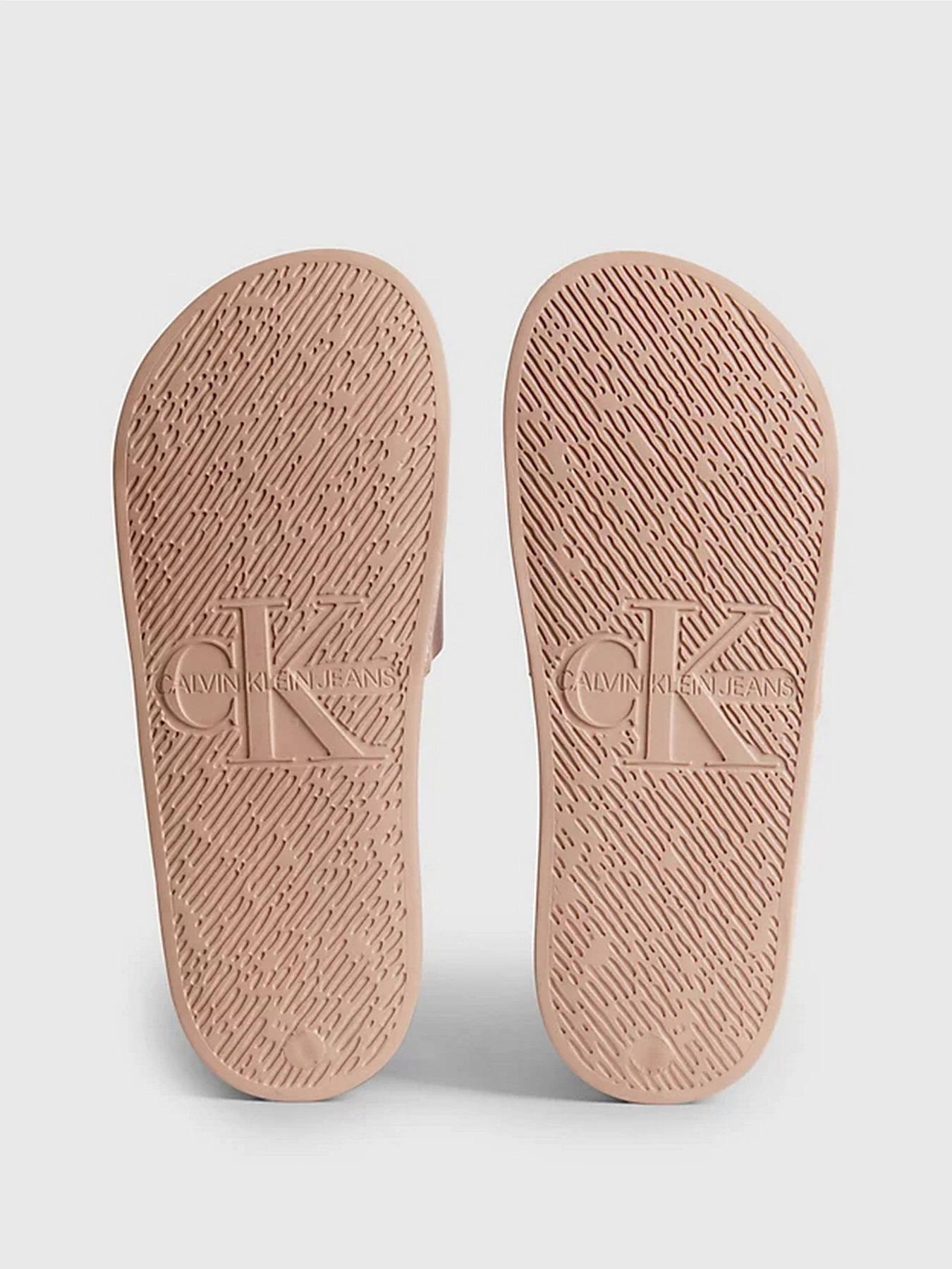 Шлёпанцы Calvin Klein Logo-Slippers модель YW0YW01000-0J1 Шлёпанцы Calvin Klein Logo-Slippers модель YW0YW01000-0J1 Фото