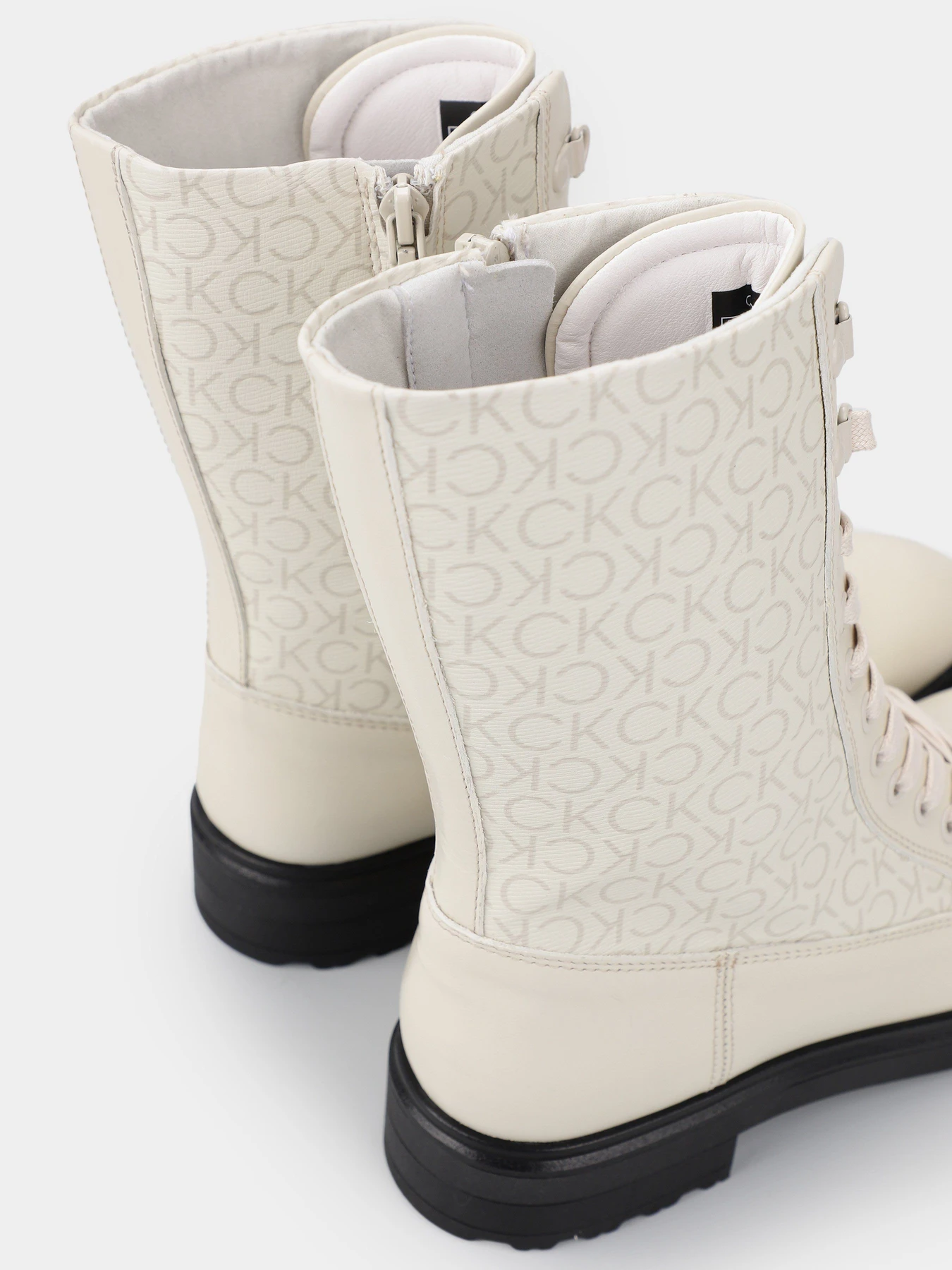 Черевики та чоботи Calvin Klein Cleat Combat Boot - Epi Mono Mix модель HW0HW01713-ACG Черевики та чоботи Calvin Klein Cleat Combat Boot - Epi Mono Mix модель HW0HW01713-ACG Фото