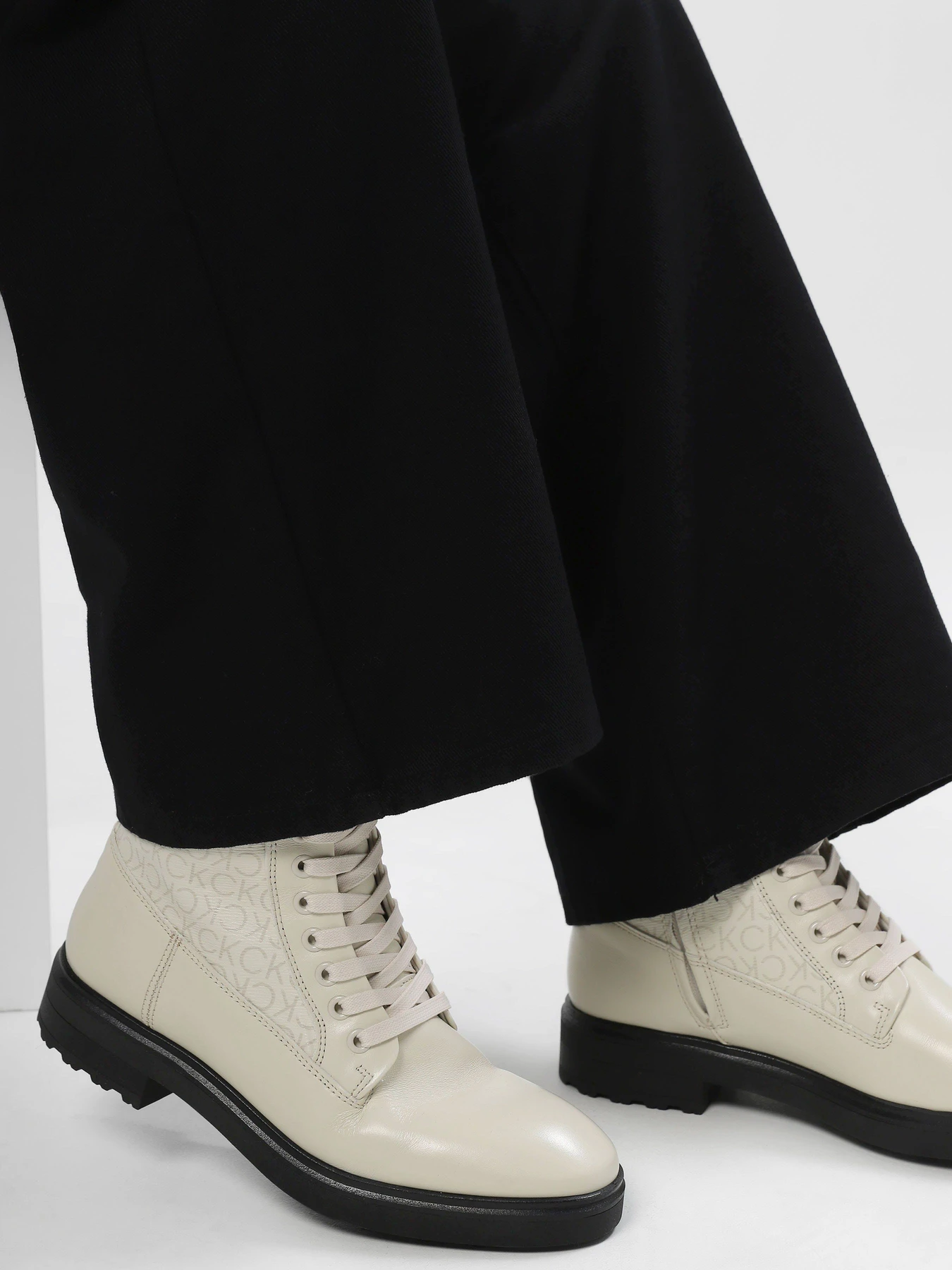 Черевики та чоботи Calvin Klein Cleat Combat Boot - Epi Mono Mix модель HW0HW01713-ACG Черевики та чоботи Calvin Klein Cleat Combat Boot - Epi Mono Mix модель HW0HW01713-ACG Фото