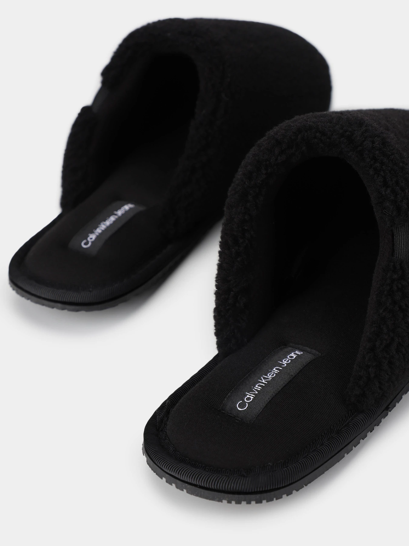 Тапки Calvin Klein Faux Shearling Slippers модель YW0YW01148-0GX Тапки Calvin Klein Faux Shearling Slippers модель YW0YW01148-0GX Фото
