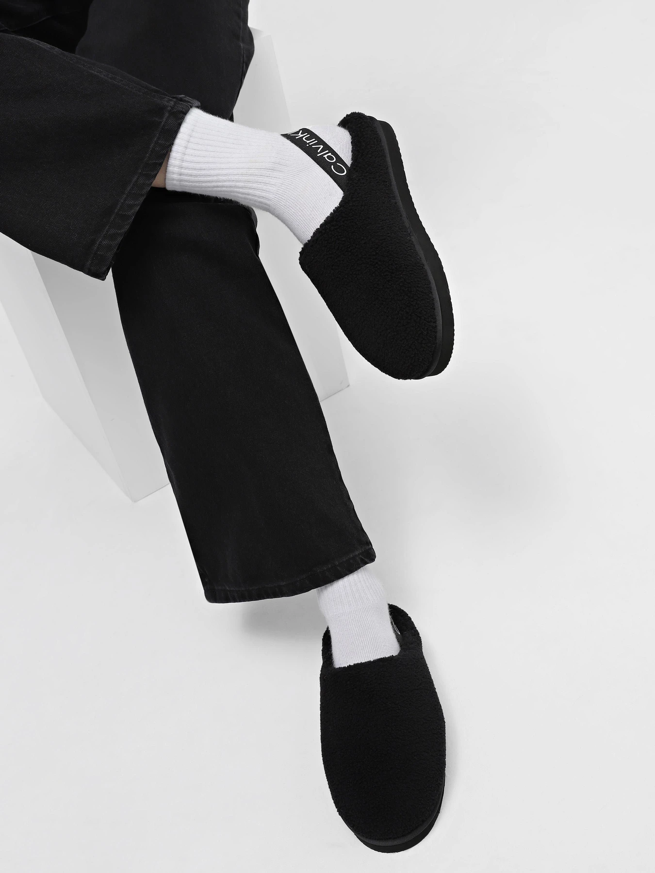 Тапки Calvin Klein Faux Shearling Slippers модель YW0YW01157-BEH Тапки Calvin Klein Faux Shearling Slippers модель YW0YW01157-BEH Фото