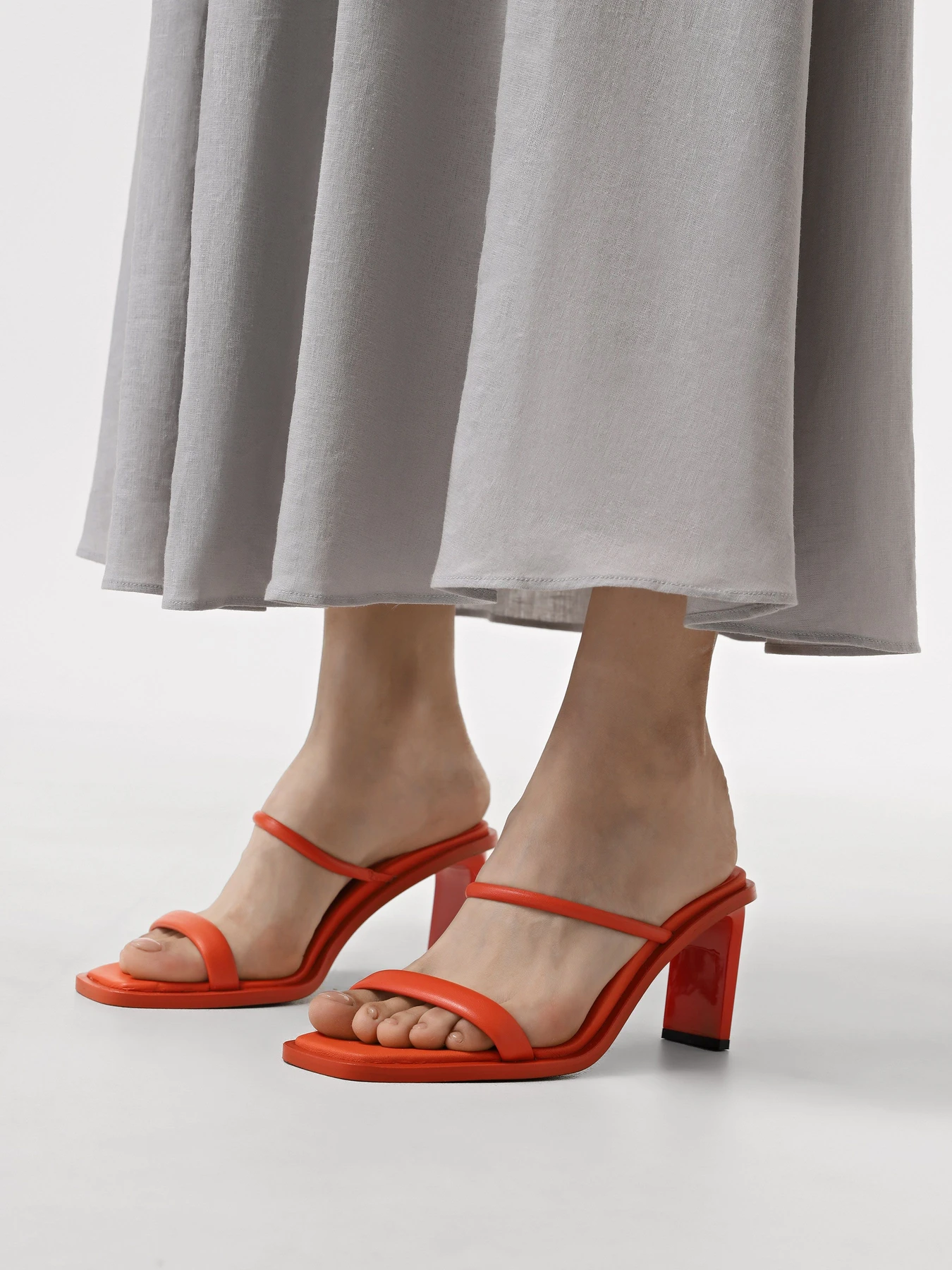Шлёпанцы Calvin Klein Padded Curved Stil Slide модель HW0HW01992-XMU Шлёпанцы Calvin Klein Padded Curved Stil Slide модель HW0HW01992-XMU Фото