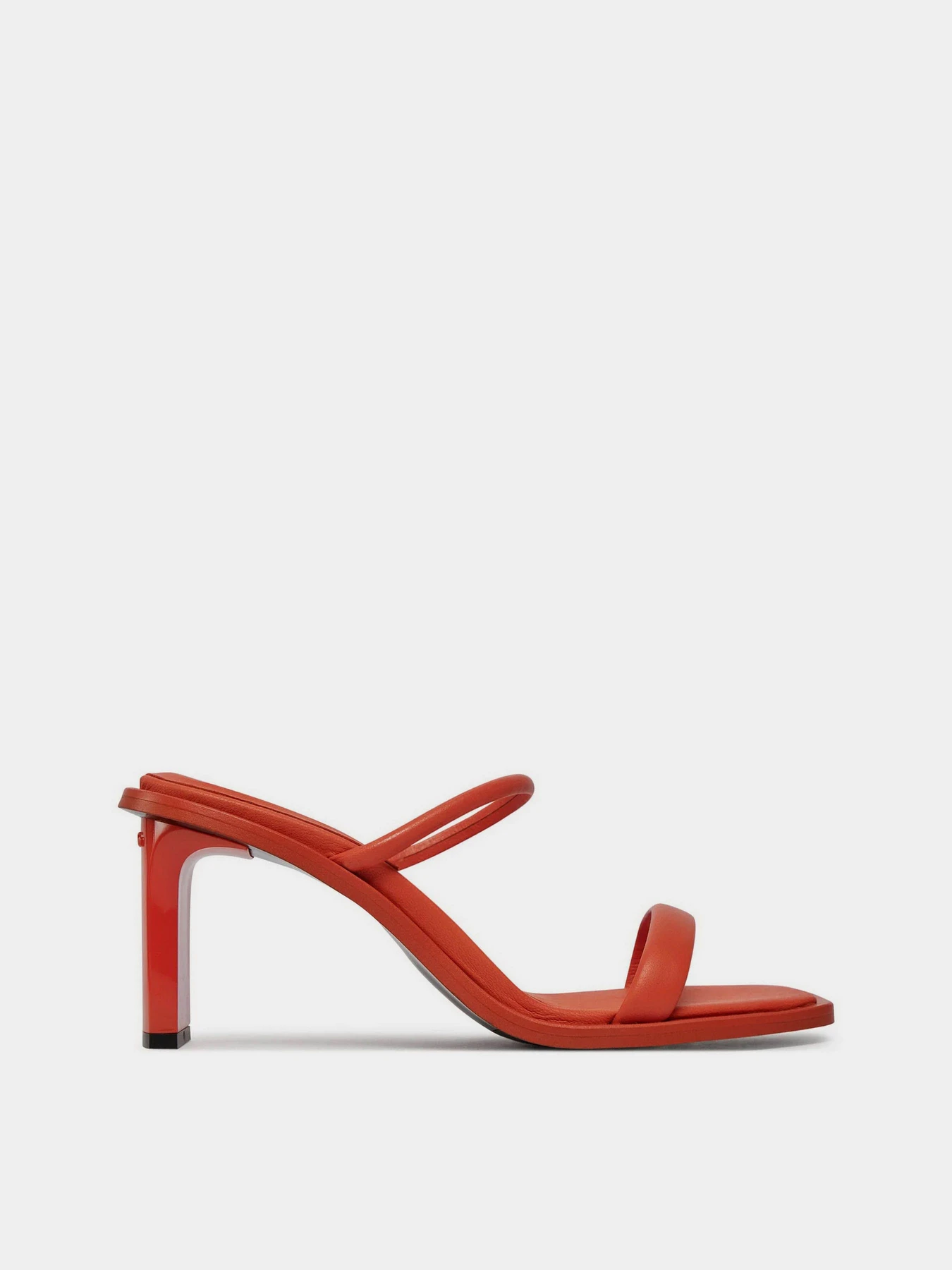 Шлёпанцы Calvin Klein Padded Curved Stil Slide модель HW0HW01992-XMU Шлёпанцы Calvin Klein Padded Curved Stil Slide модель HW0HW01992-XMU Фото