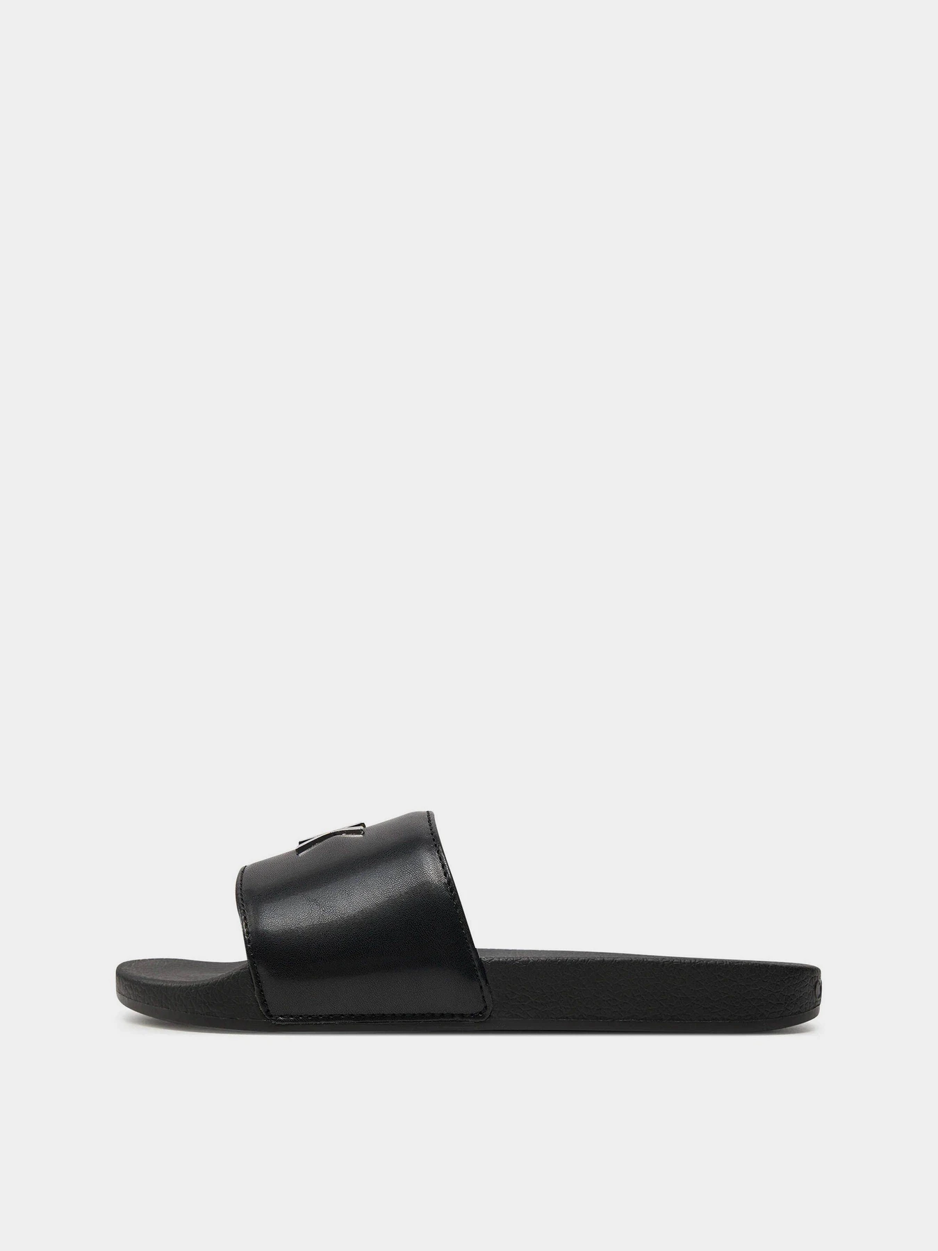 Шльопанці Calvin Klein Pool Slide W/Hw модель HW0HW01509-0GS Шльопанці Calvin Klein Pool Slide W/Hw модель HW0HW01509-0GS Фото