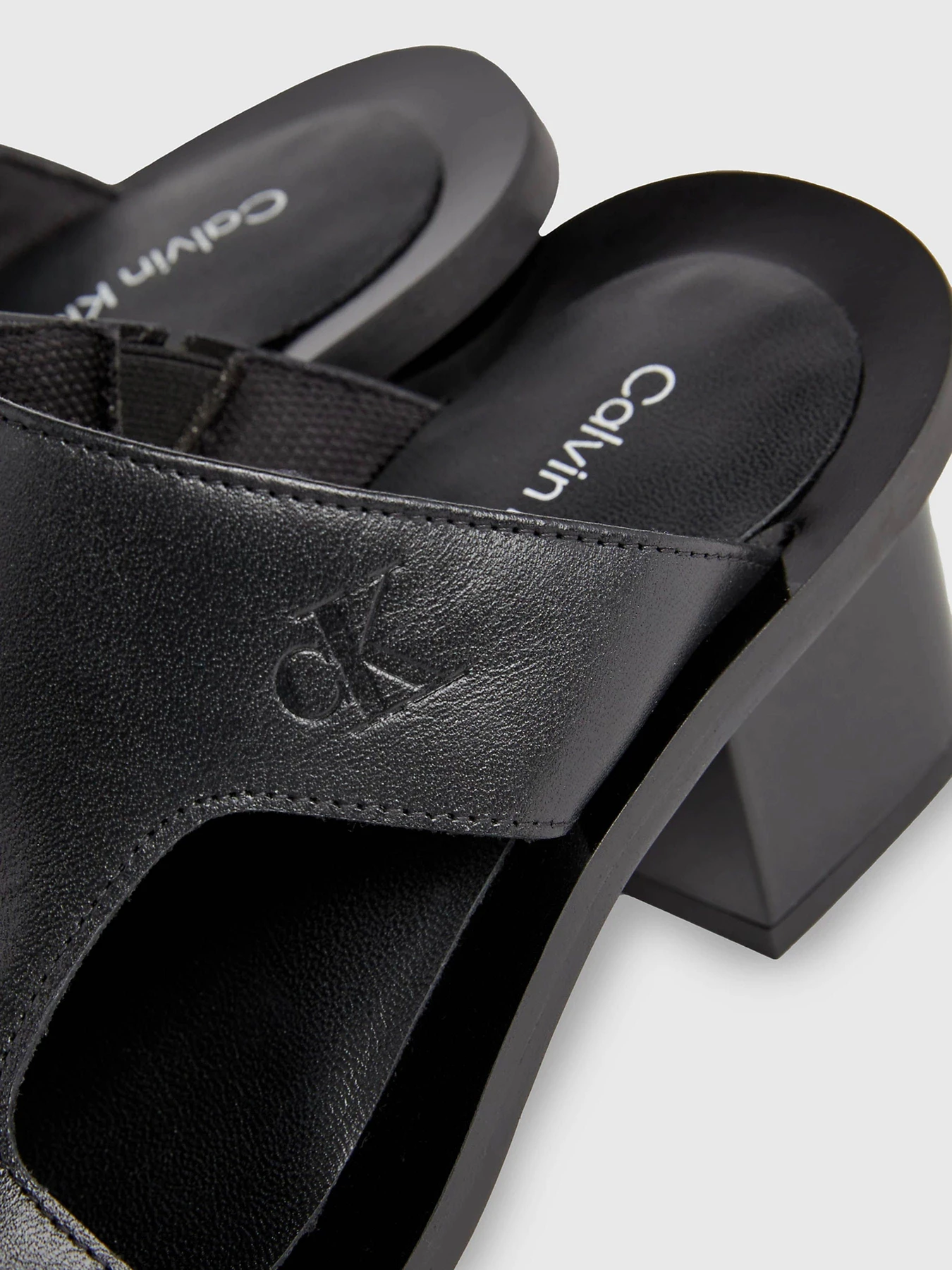 Шлёпанцы Calvin Klein Leather Heeled Sandals модель YW0YW01341-0GT Фото