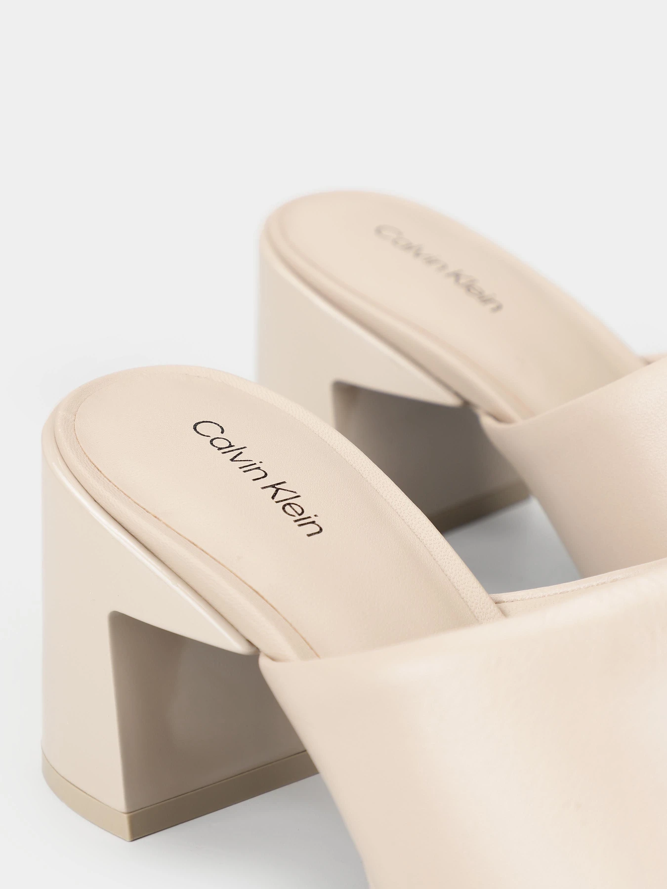 Шльопанці Calvin Klein Heel Mule 60 Lth модель HW0HW01941-ACE Фото