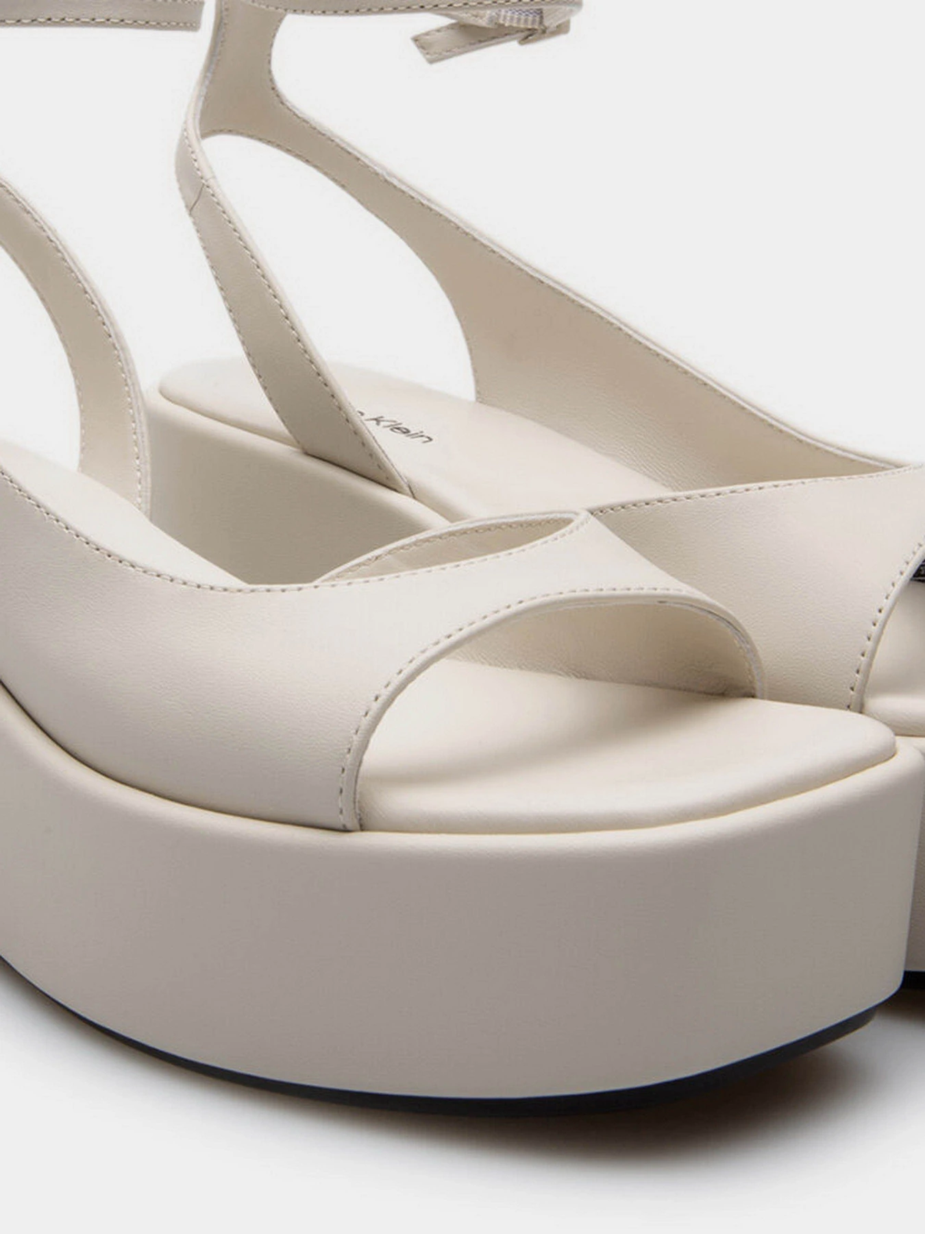 Босоножки Calvin Klein Wedge Peep Toe Sandal 30 Lth модель HW0HW01950-ACG Босоножки Calvin Klein Wedge Peep Toe Sandal 30 Lth модель HW0HW01950-ACG Фото