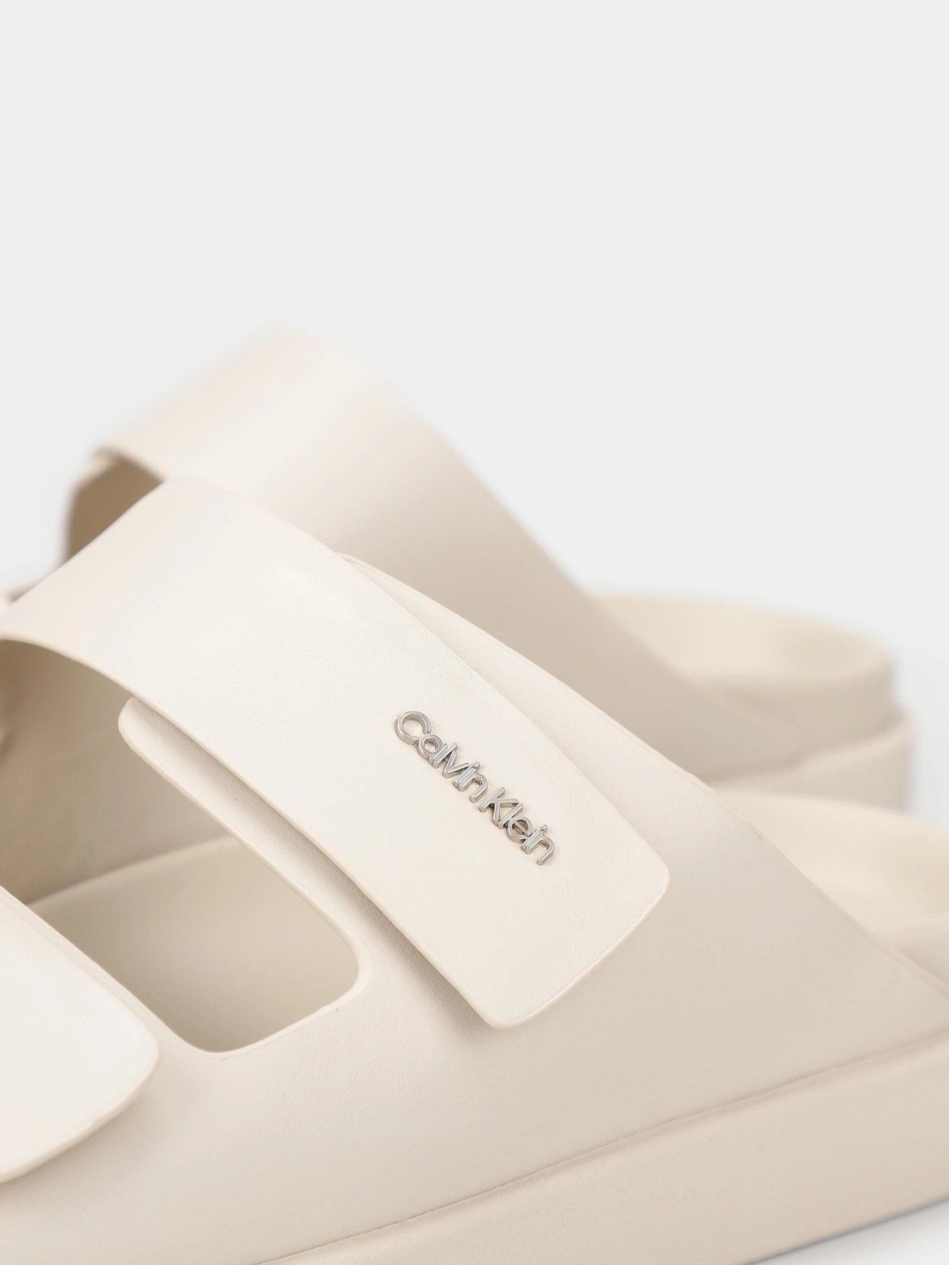 Шльопанці Calvin Klein Flat Adj Slide Calvin Mtl Lth модель HW0HW01954-ACE Фото