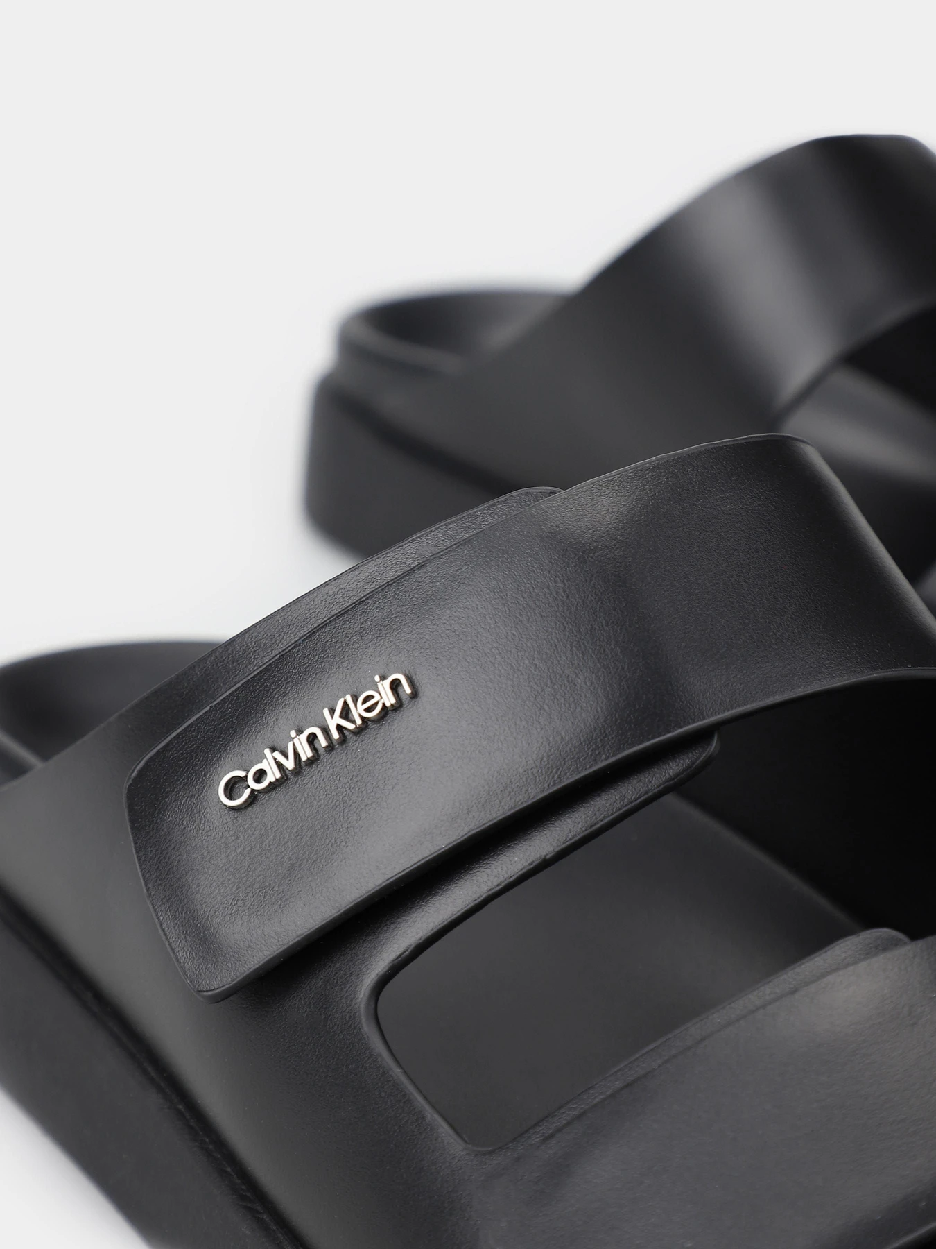 Шлёпанцы Calvin Klein Flat Adj Slide Calvin Mtl Lth модель HW0HW01954-BEH Шлёпанцы Calvin Klein Flat Adj Slide Calvin Mtl Lth модель HW0HW01954-BEH Фото