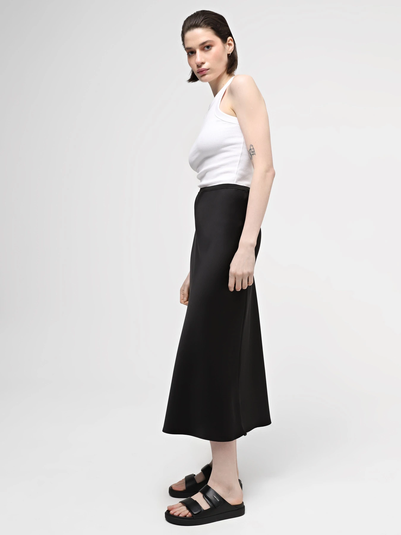Шлёпанцы Calvin Klein Flat Adj Slide Calvin Mtl Lth модель HW0HW01954-BEH Шлёпанцы Calvin Klein Flat Adj Slide Calvin Mtl Lth модель HW0HW01954-BEH Фото