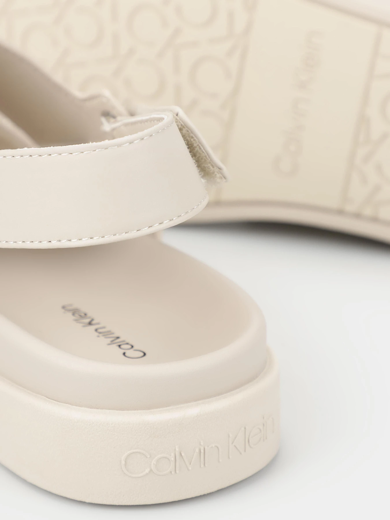 Сандалии Calvin Klein Flat Sandal Calvin Mtl Lth модель HW0HW01984-ACE Фото