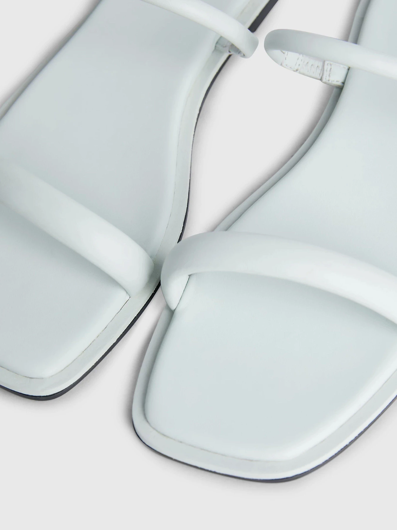 Шльопанці Calvin Klein Flat Slide Lth модель HW0HW02127-LIA Фото