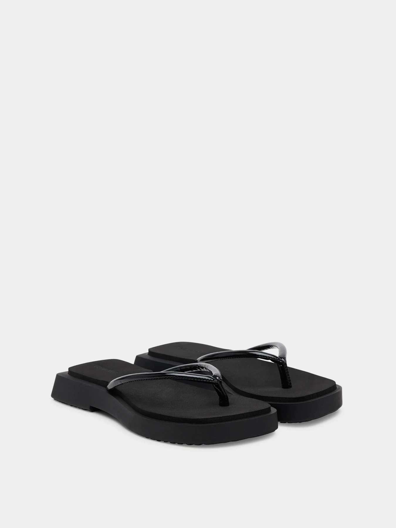 Шлёпанцы Calvin Klein модель YW0YW01716-0GJ Шлёпанцы Calvin Klein модель YW0YW01716-0GJ Фото