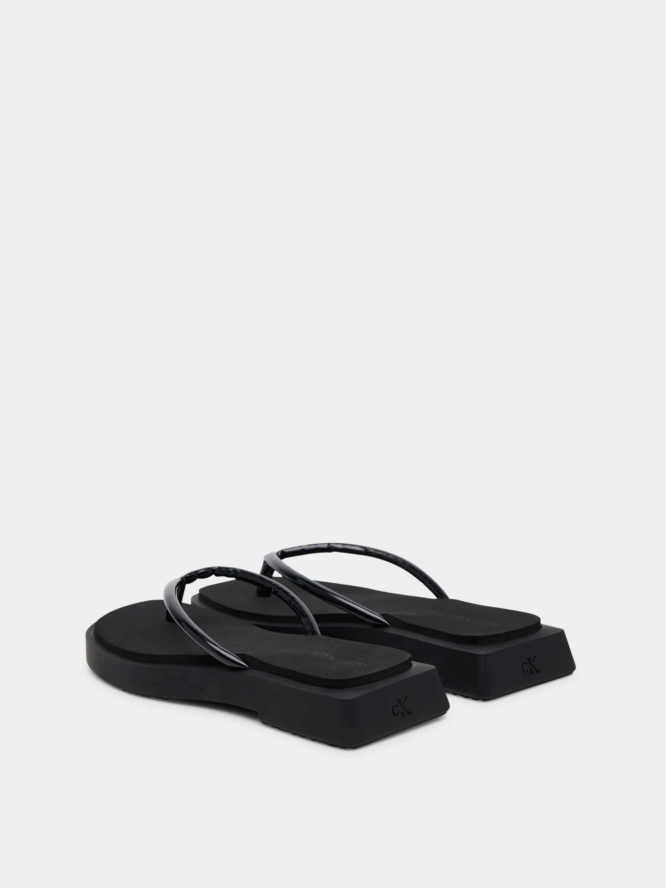 Шлёпанцы Calvin Klein модель YW0YW01716-0GJ Шлёпанцы Calvin Klein модель YW0YW01716-0GJ Фото