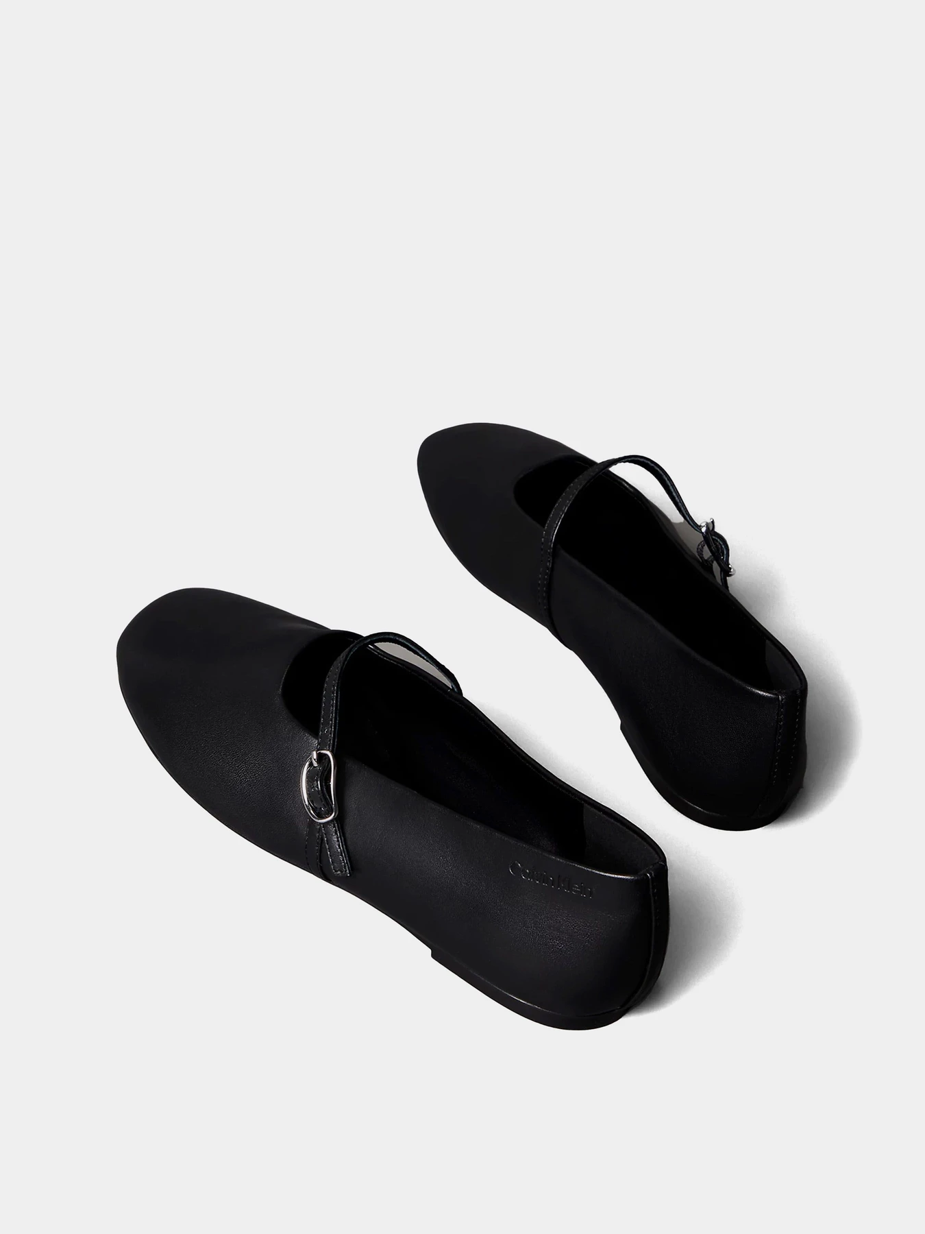 Туфли и лоферы Calvin Klein OBLIQUE BALLERINA MJ LTH HDW модель HW0HW02847-BEH Туфли и лоферы Calvin Klein OBLIQUE BALLERINA MJ LTH HDW модель HW0HW02847-BEH Фото