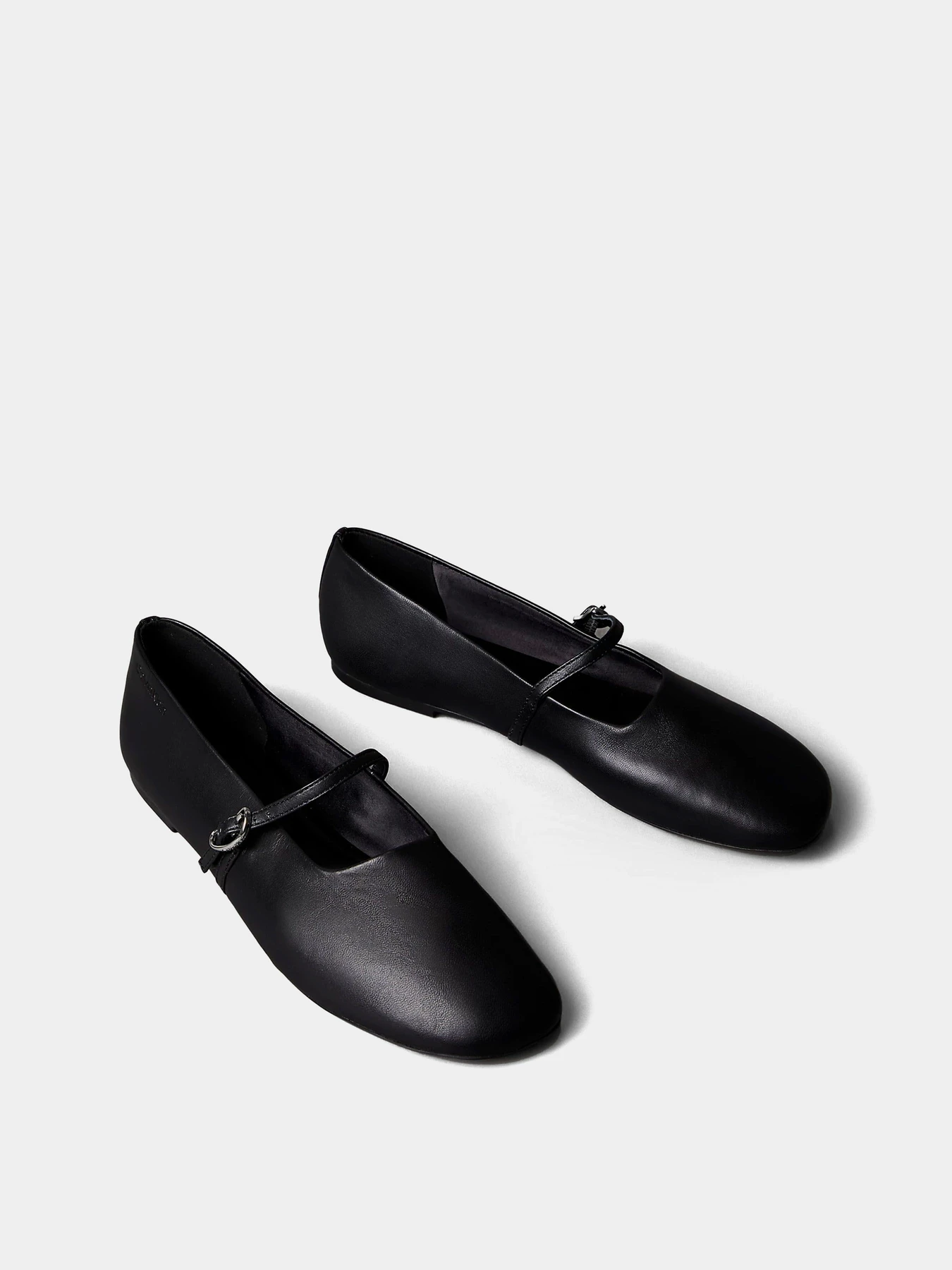 Туфли и лоферы Calvin Klein OBLIQUE BALLERINA MJ LTH HDW модель HW0HW02847-BEH Туфли и лоферы Calvin Klein OBLIQUE BALLERINA MJ LTH HDW модель HW0HW02847-BEH Фото
