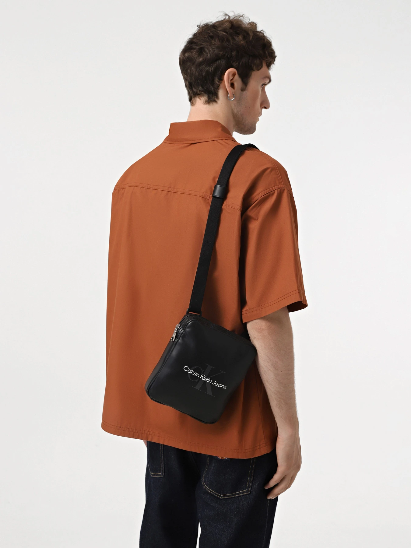 Сумки Calvin Klein Monogram Soft Reporter18 модель K50K510108-BDS Сумки Calvin Klein Monogram Soft Reporter18 модель K50K510108-BDS Фото