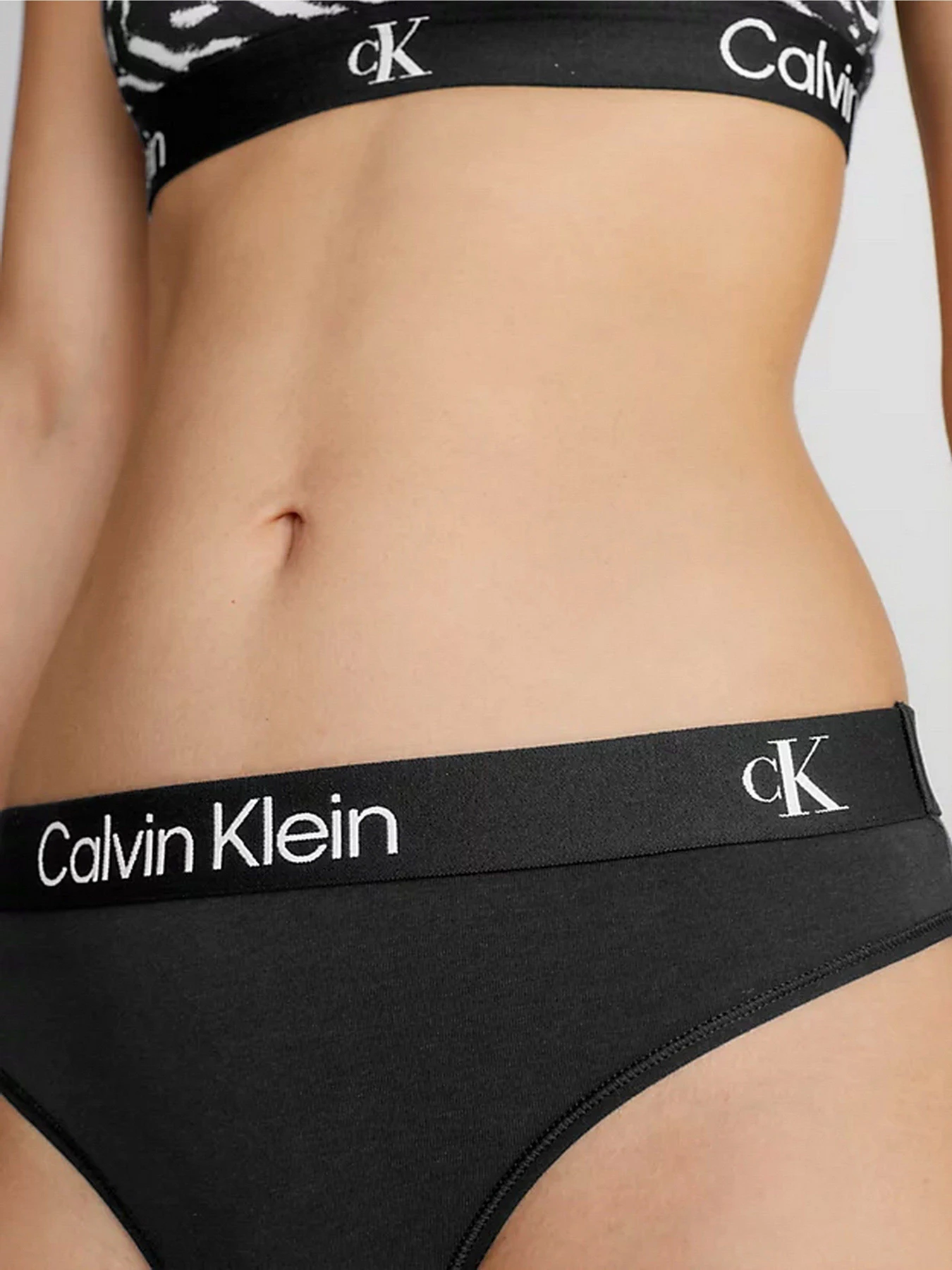Нижнее белье Calvin Klein Underwear Modern Thong модель 000QD3990E-BIK Фото