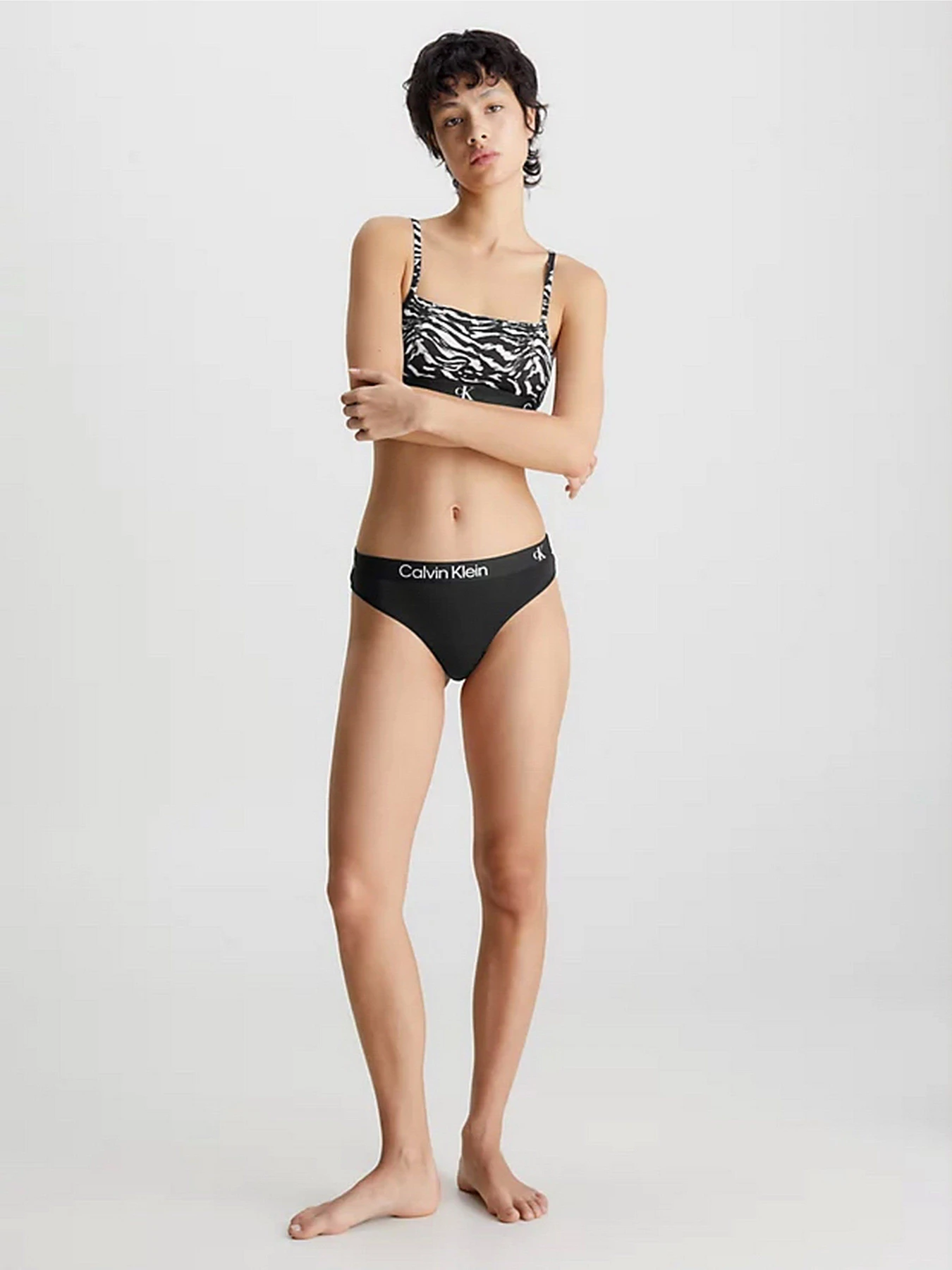 Нижнее белье Calvin Klein Underwear Modern Thong модель 000QD3990E-BIK Фото