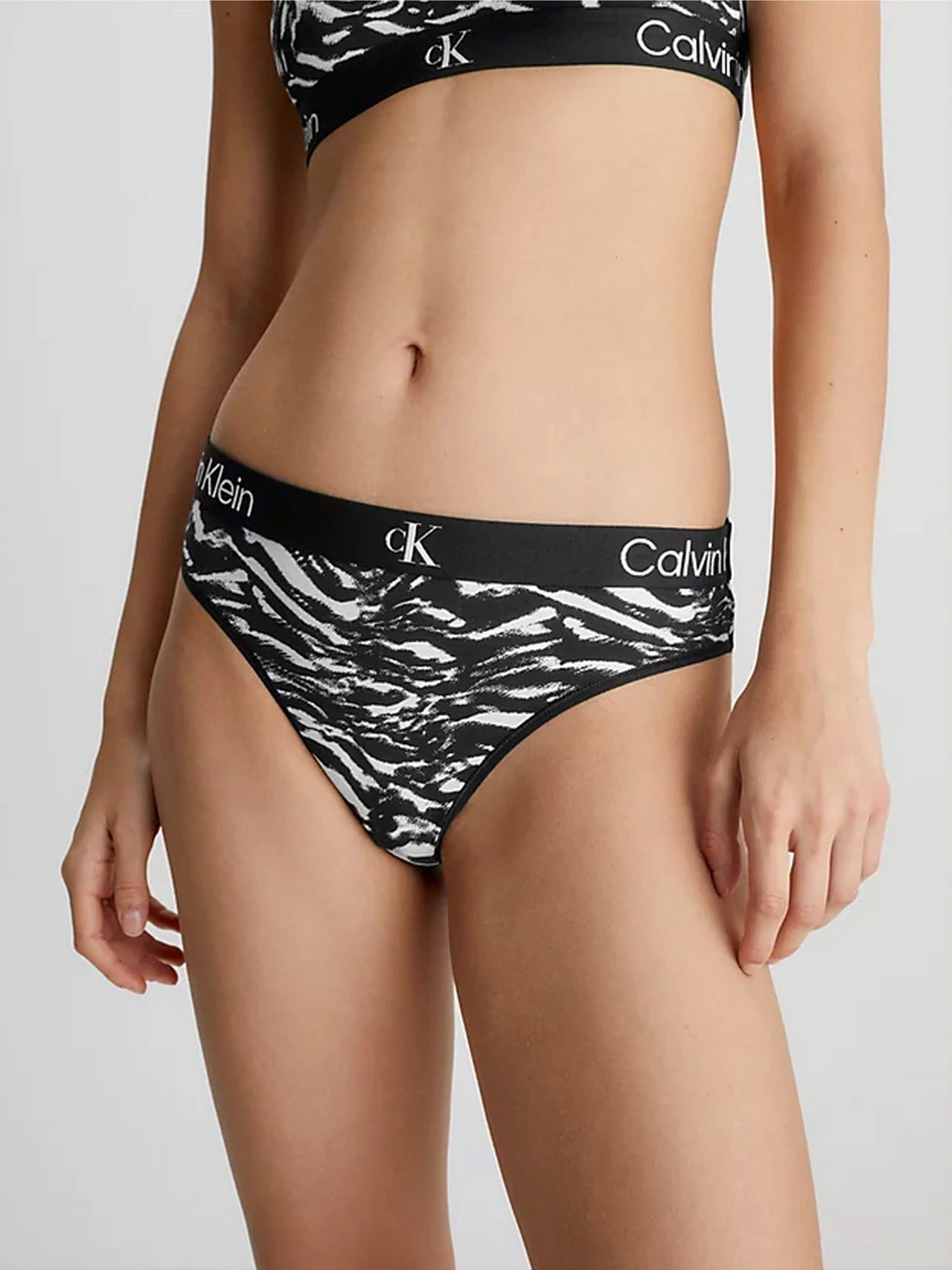Нижнее белье Calvin Klein Underwear Modern Thong модель 000QD3990E-BIK Фото