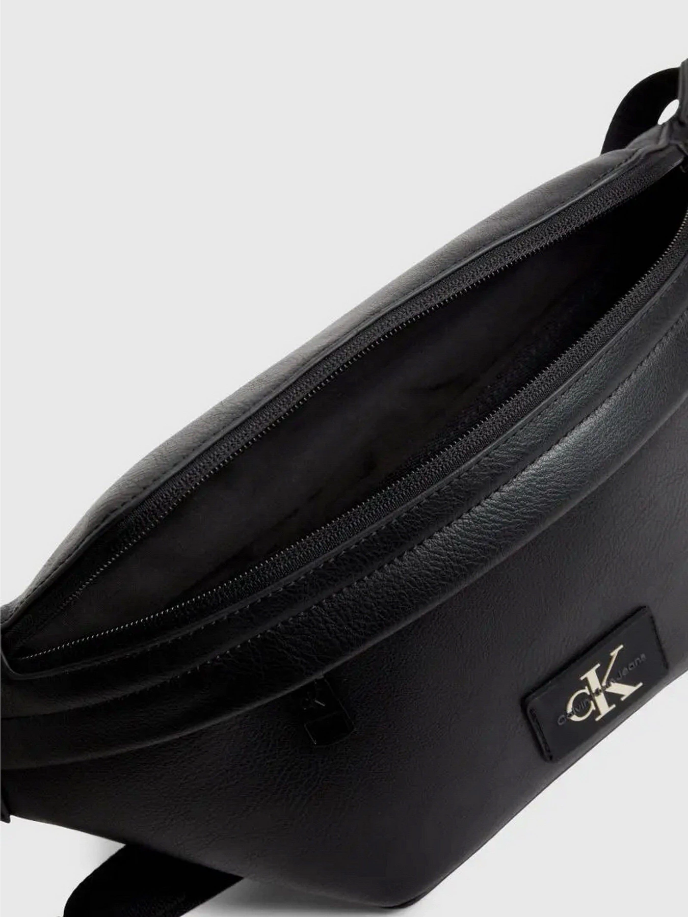 Сумки Calvin Klein Tagged Waistbag38 модель K50K510697-BDS Сумки Calvin Klein Tagged Waistbag38 модель K50K510697-BDS Фото