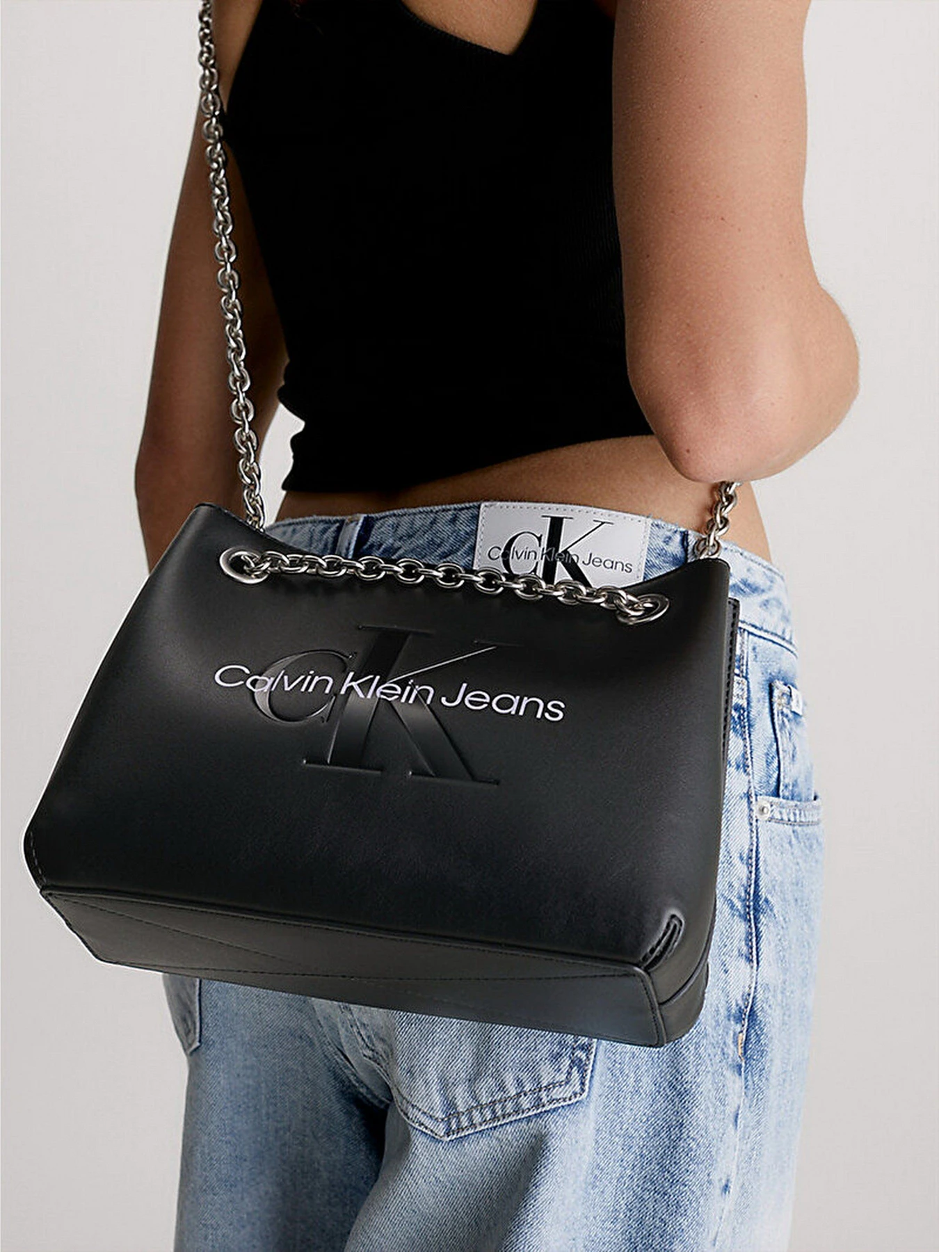 Сумки Calvin Klein Sculpted Shoulder Bag 24 Mono модель K60K607831-0GJ Сумки Calvin Klein Sculpted Shoulder Bag 24 Mono модель K60K607831-0GJ Фото