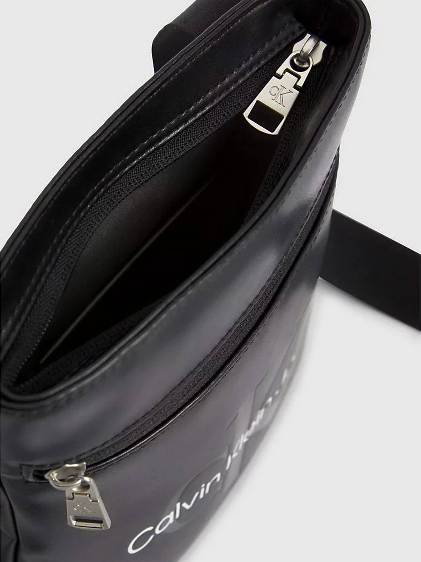 Сумки Calvin Klein Monogram Soft Flatpack18 модель K50K511110-BDS Сумки Calvin Klein Monogram Soft Flatpack18 модель K50K511110-BDS Фото