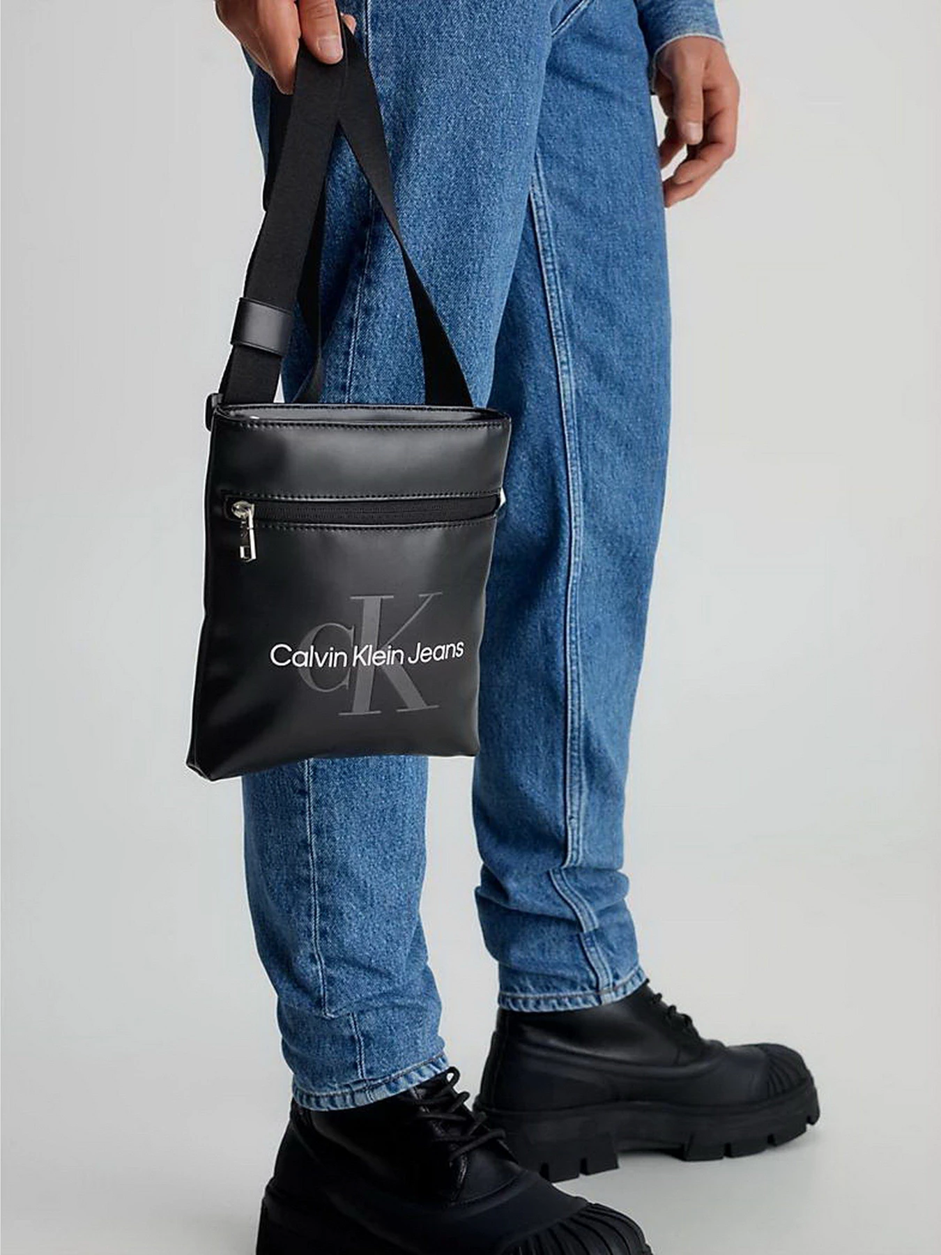 Сумки Calvin Klein Monogram Soft Flatpack18 модель K50K511110-BDS Сумки Calvin Klein Monogram Soft Flatpack18 модель K50K511110-BDS Фото