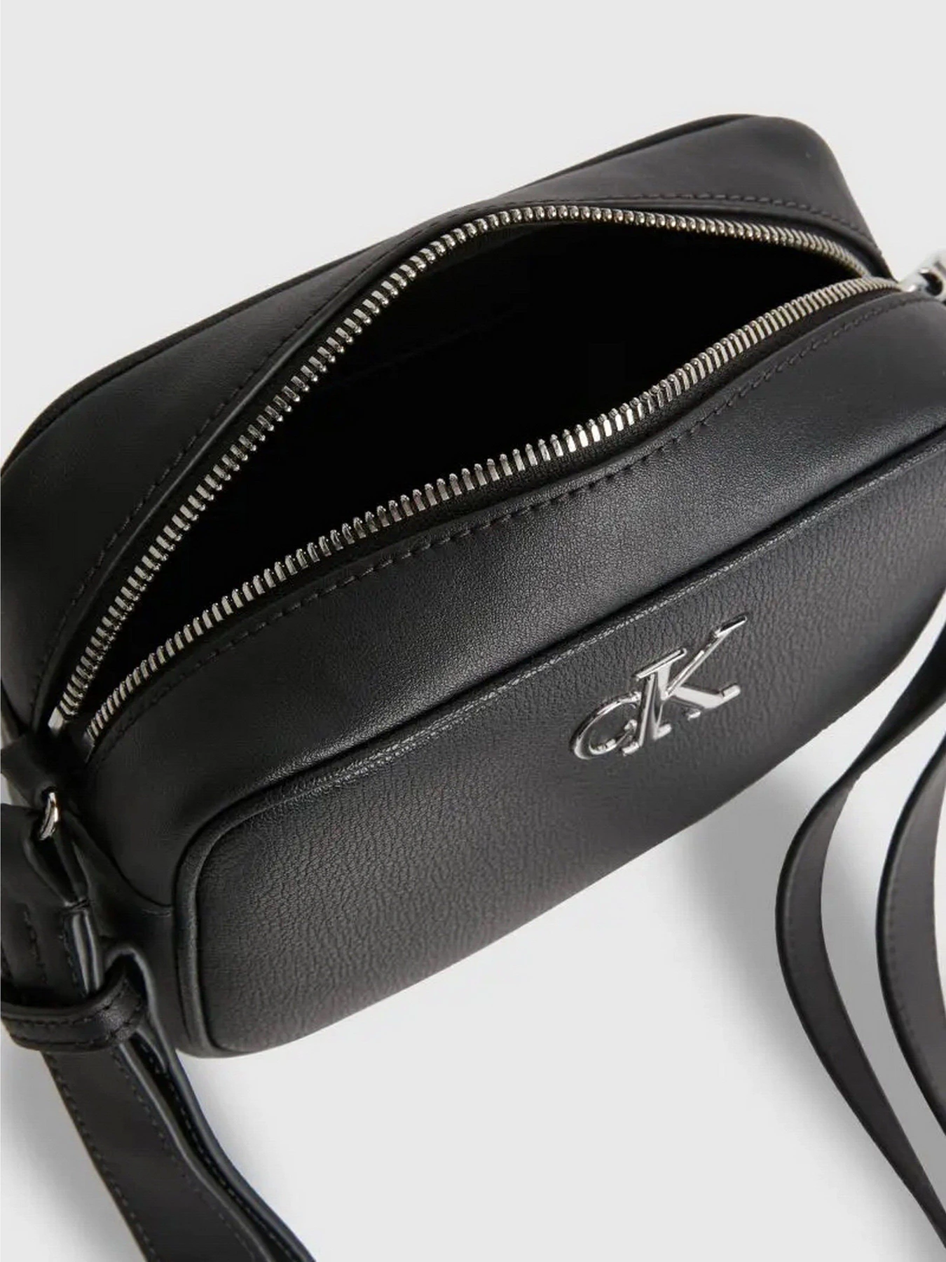 Сумки Calvin Klein Minimal Monogram Camera Bag18 модель K60K610683-BDS Сумки Calvin Klein Minimal Monogram Camera Bag18 модель K60K610683-BDS Фото