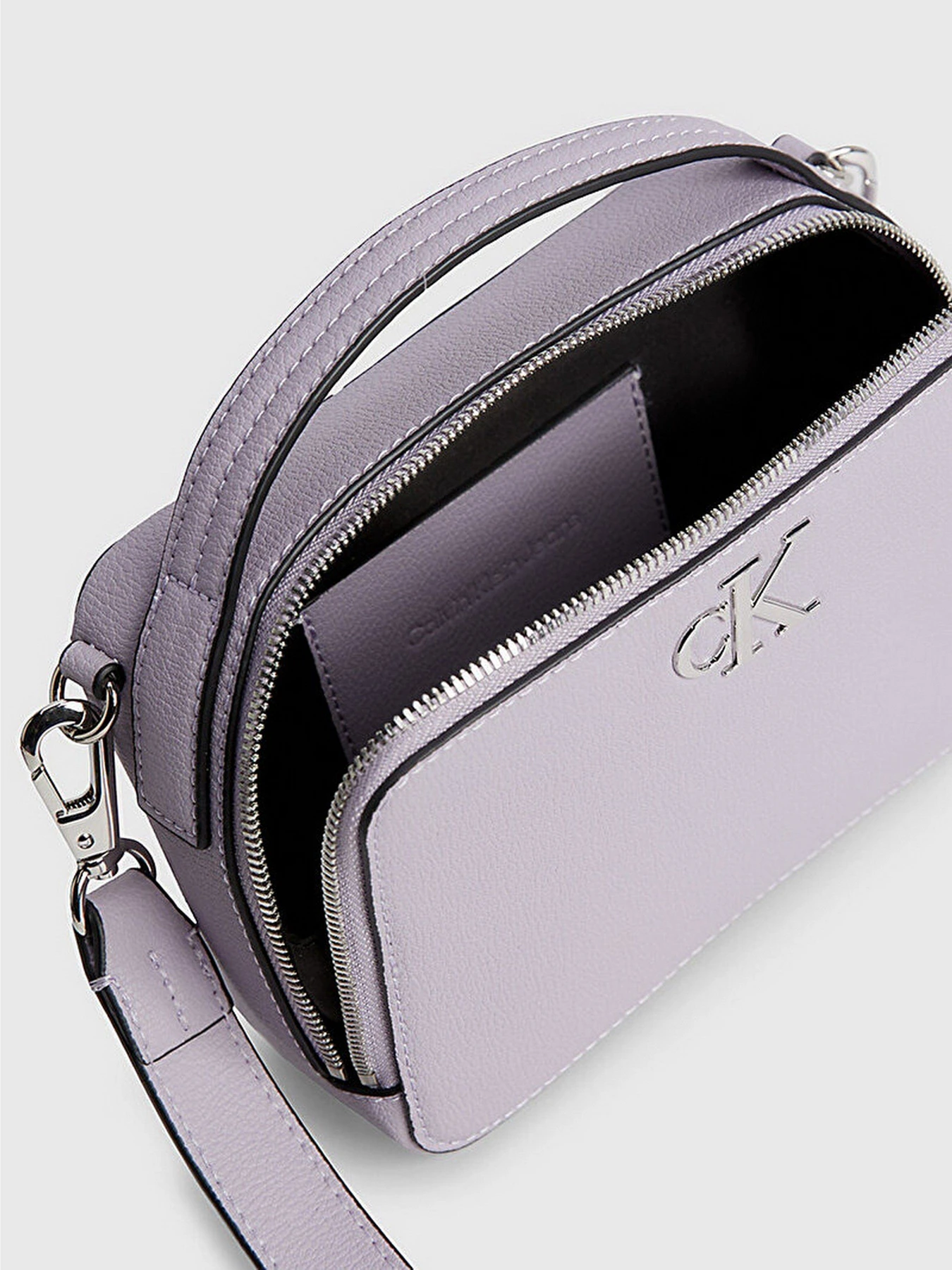 Сумки Calvin Klein Minimal Monogram Camera Bag18 модель K60K610683-PC1 Сумки Calvin Klein Minimal Monogram Camera Bag18 модель K60K610683-PC1 Фото
