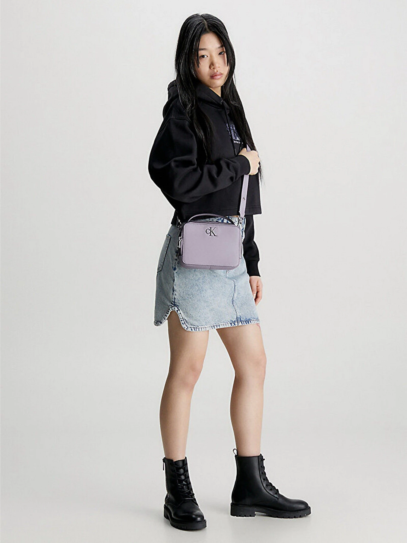 Сумки Calvin Klein Minimal Monogram Camera Bag18 модель K60K610683-PC1 Сумки Calvin Klein Minimal Monogram Camera Bag18 модель K60K610683-PC1 Фото