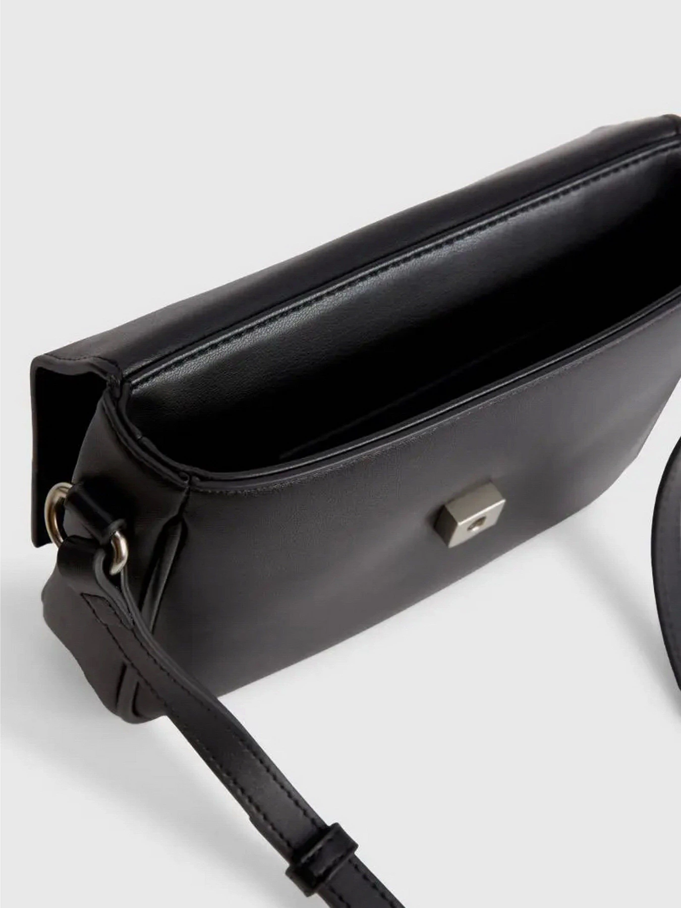 Сумки Calvin Klein Sculpted Boxy Flap Cb20 Mono модель K60K610829-0GJ Фото