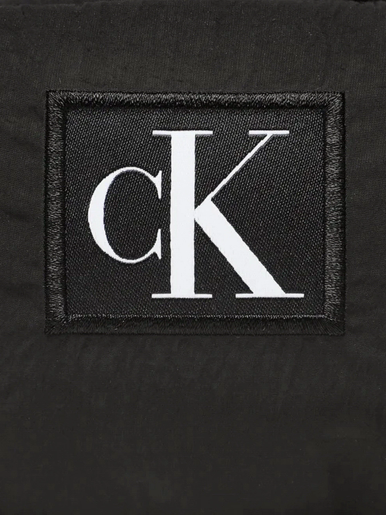 Сумки Calvin Klein City Nylon Ew Camera Bag модель K60K610854-BDS Сумки Calvin Klein City Nylon Ew Camera Bag модель K60K610854-BDS Фото