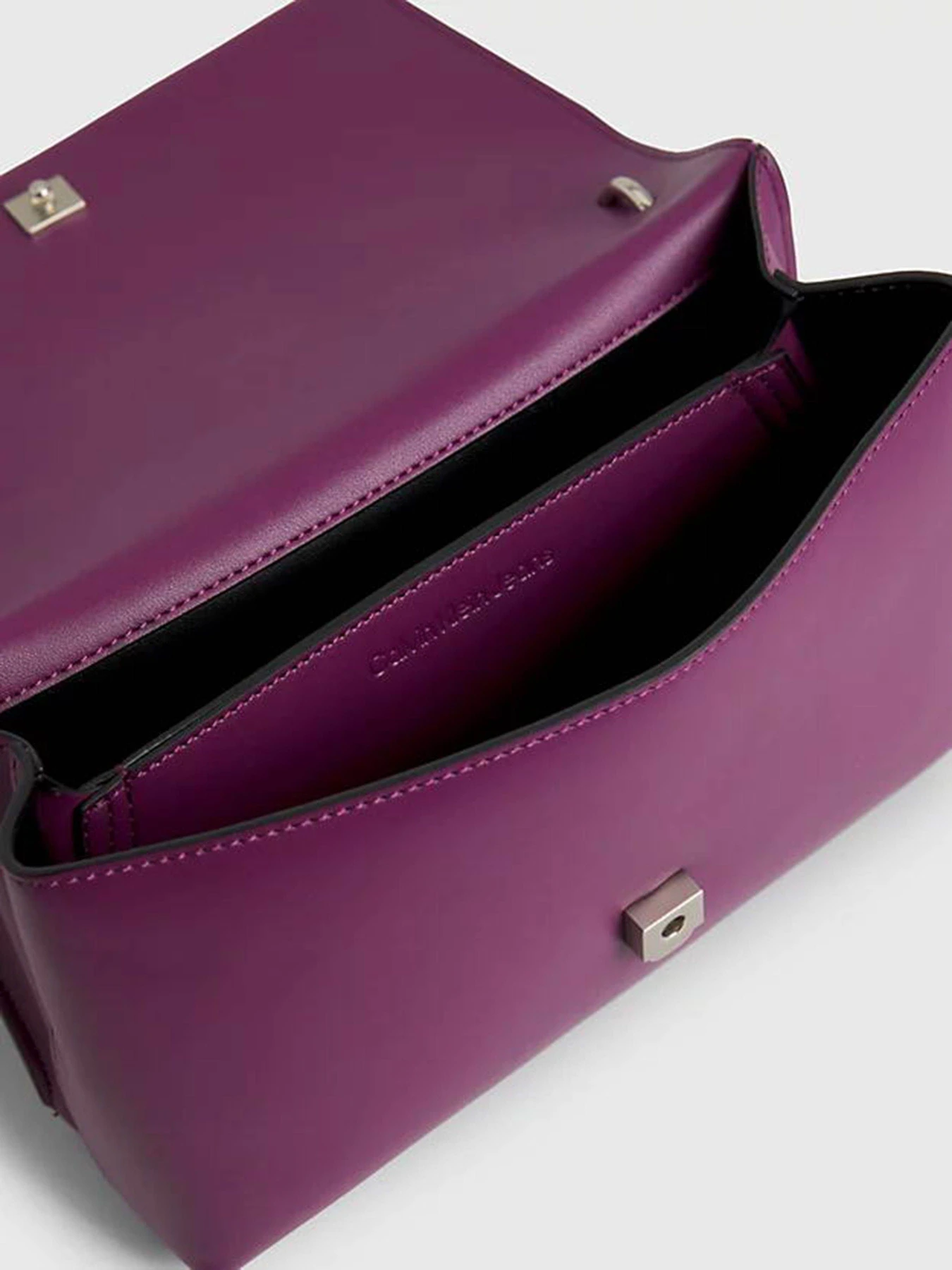Сумки Calvin Klein Convertible Ew Flap модель K60K607198-VAC Сумки Calvin Klein Convertible Ew Flap модель K60K607198-VAC Фото