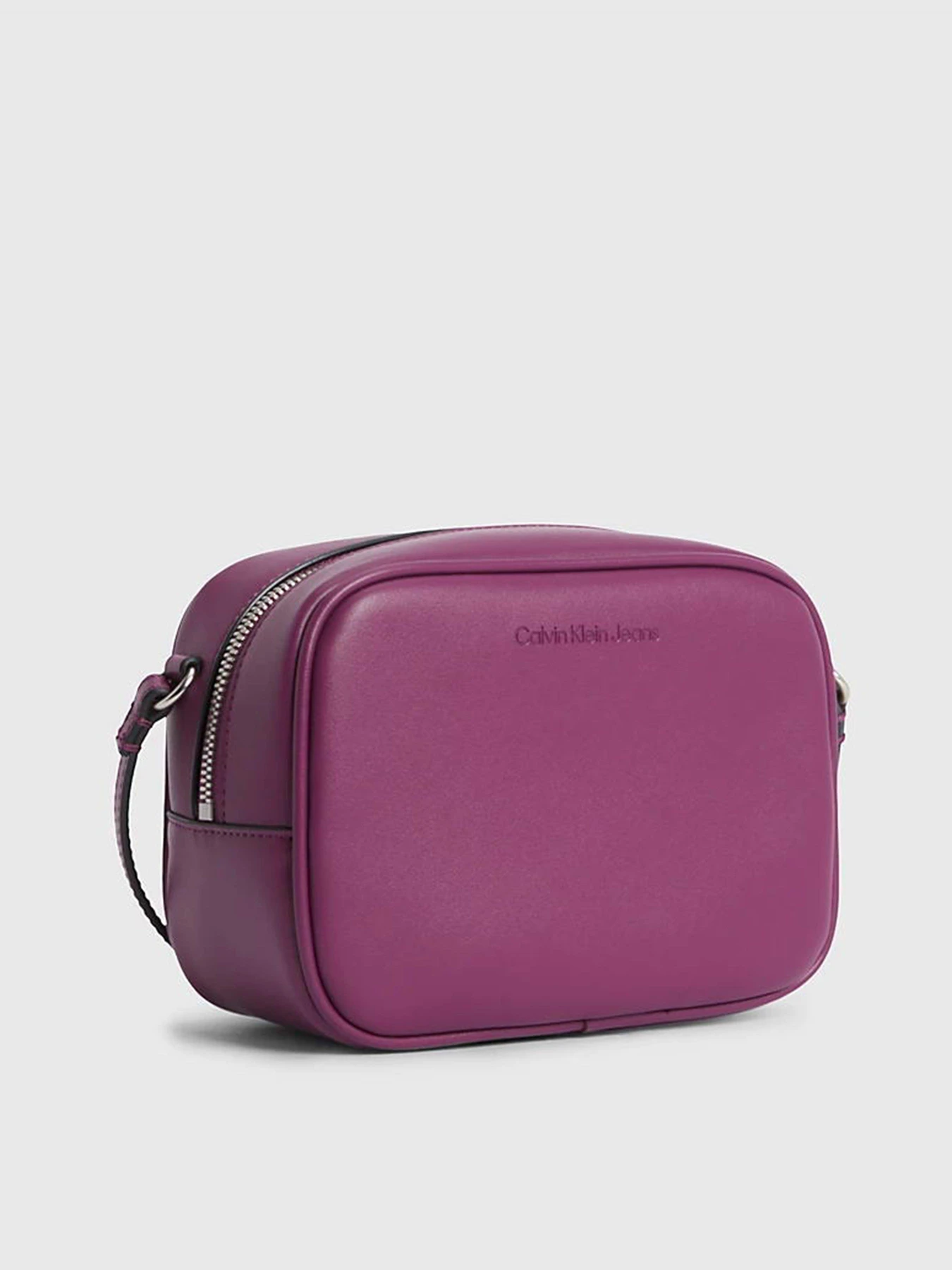 Сумки Calvin Klein Sculpted Camera Bag18 Mono модель K60K610275-VAC Сумки Calvin Klein Sculpted Camera Bag18 Mono модель K60K610275-VAC Фото